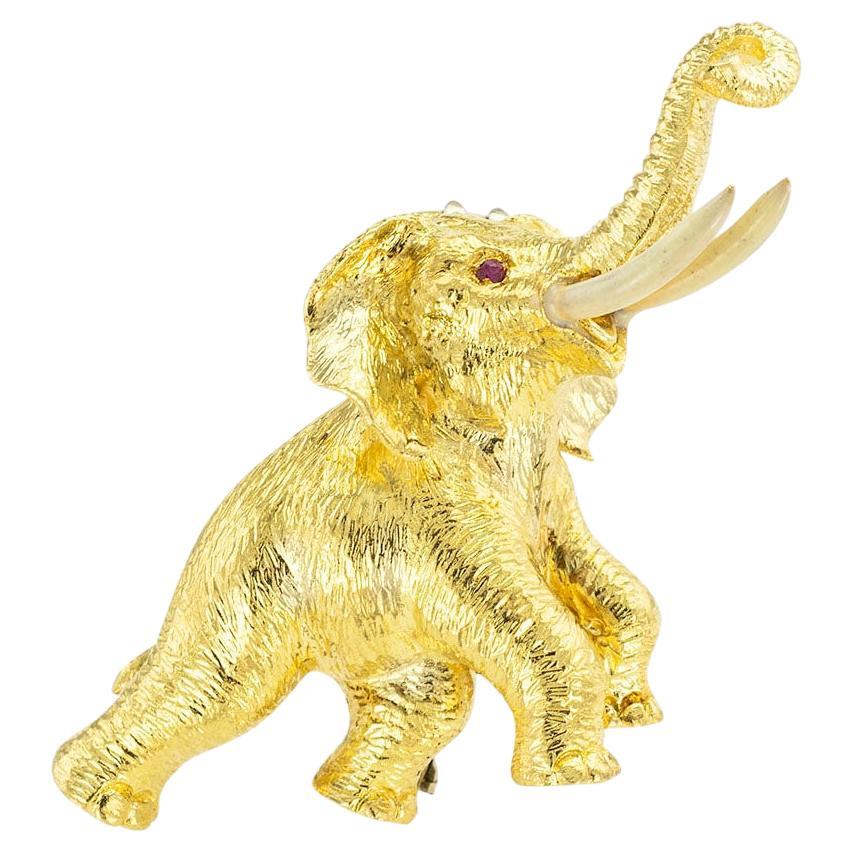 Broche à clip éléphant en or jaune, émail et rubis