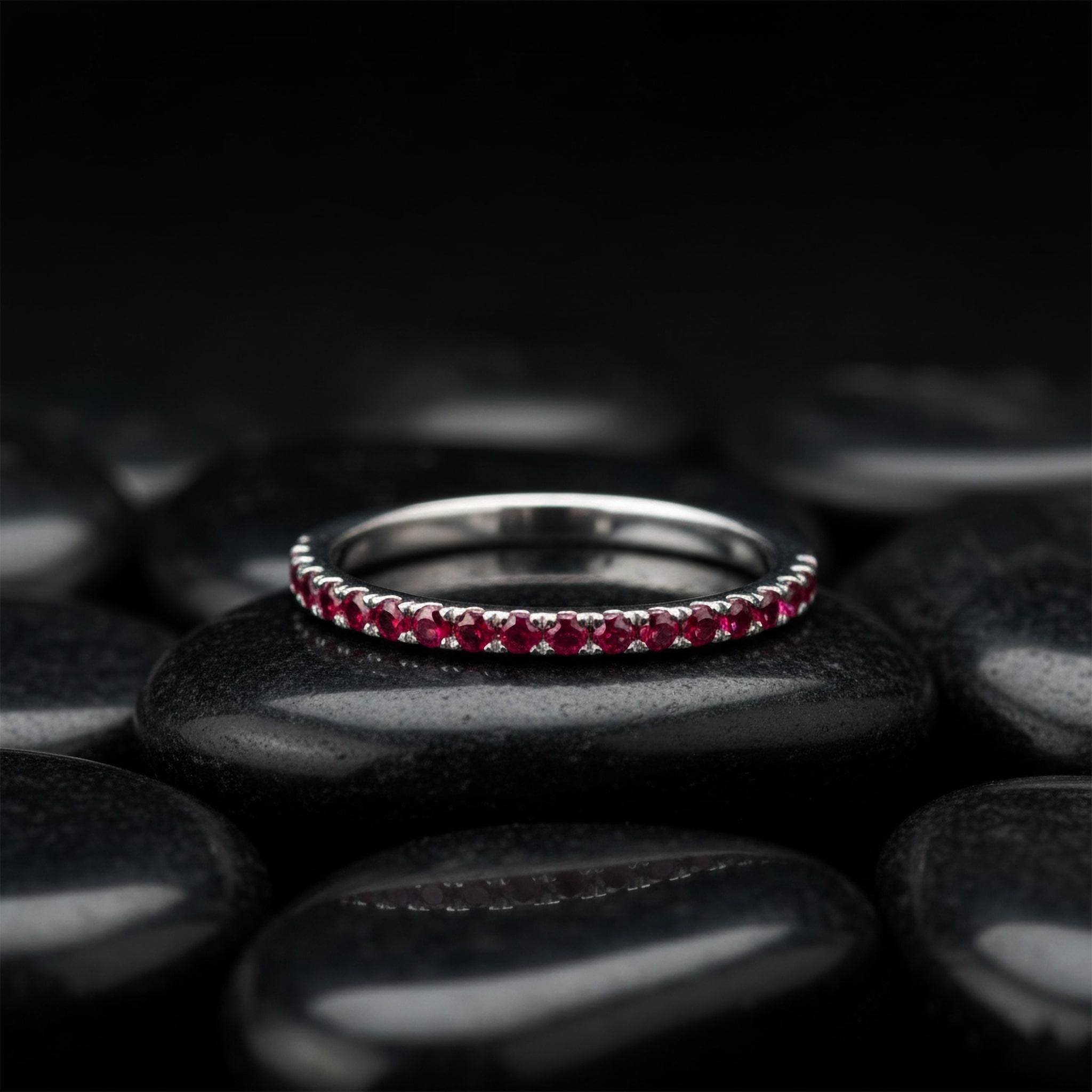 En vente :  Bague d'éternité en or blanc 14K (ou 18k sur demande) au rubis 3