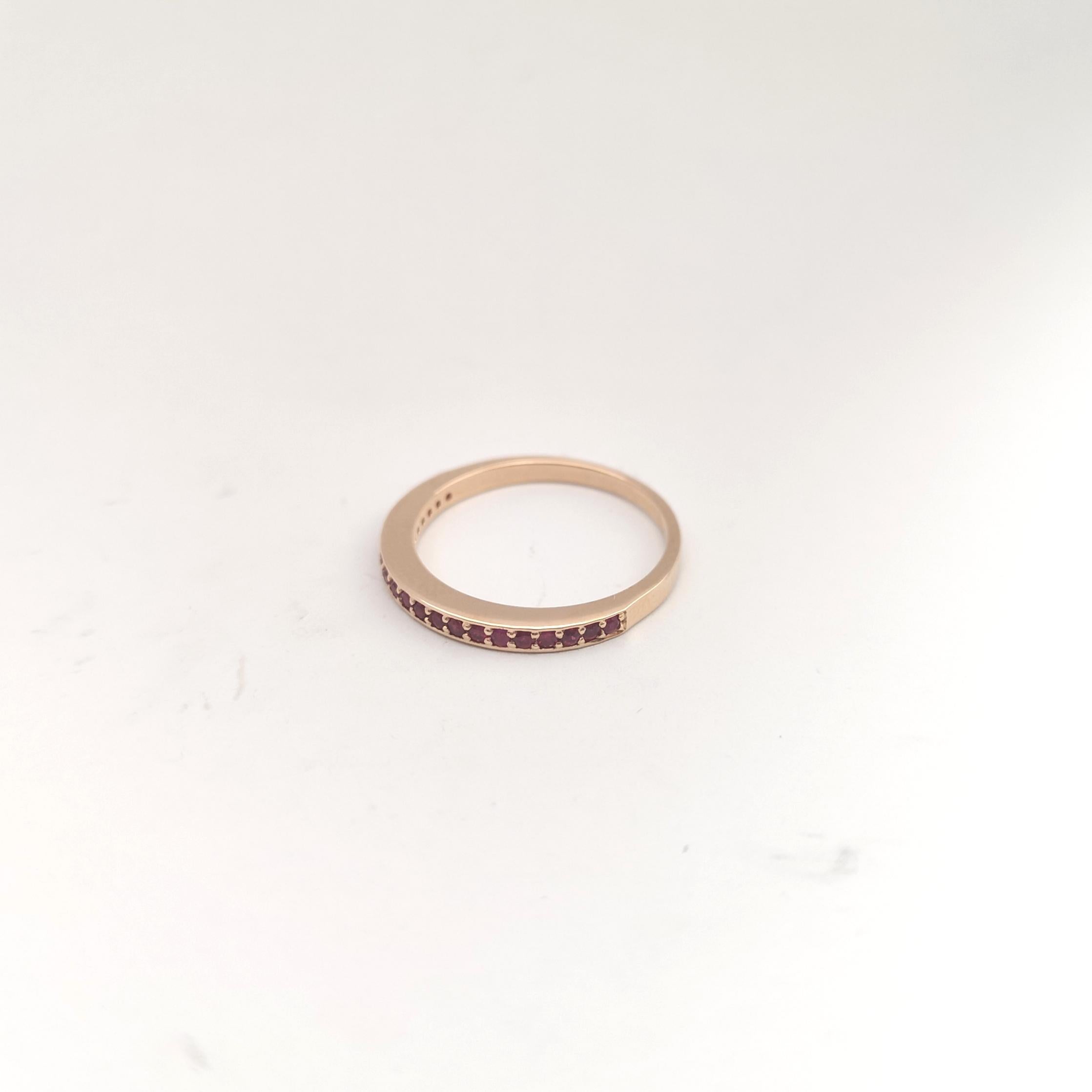 Anillo Eternity de rubí engastado en oro rosa de 18 quilates en venta 4