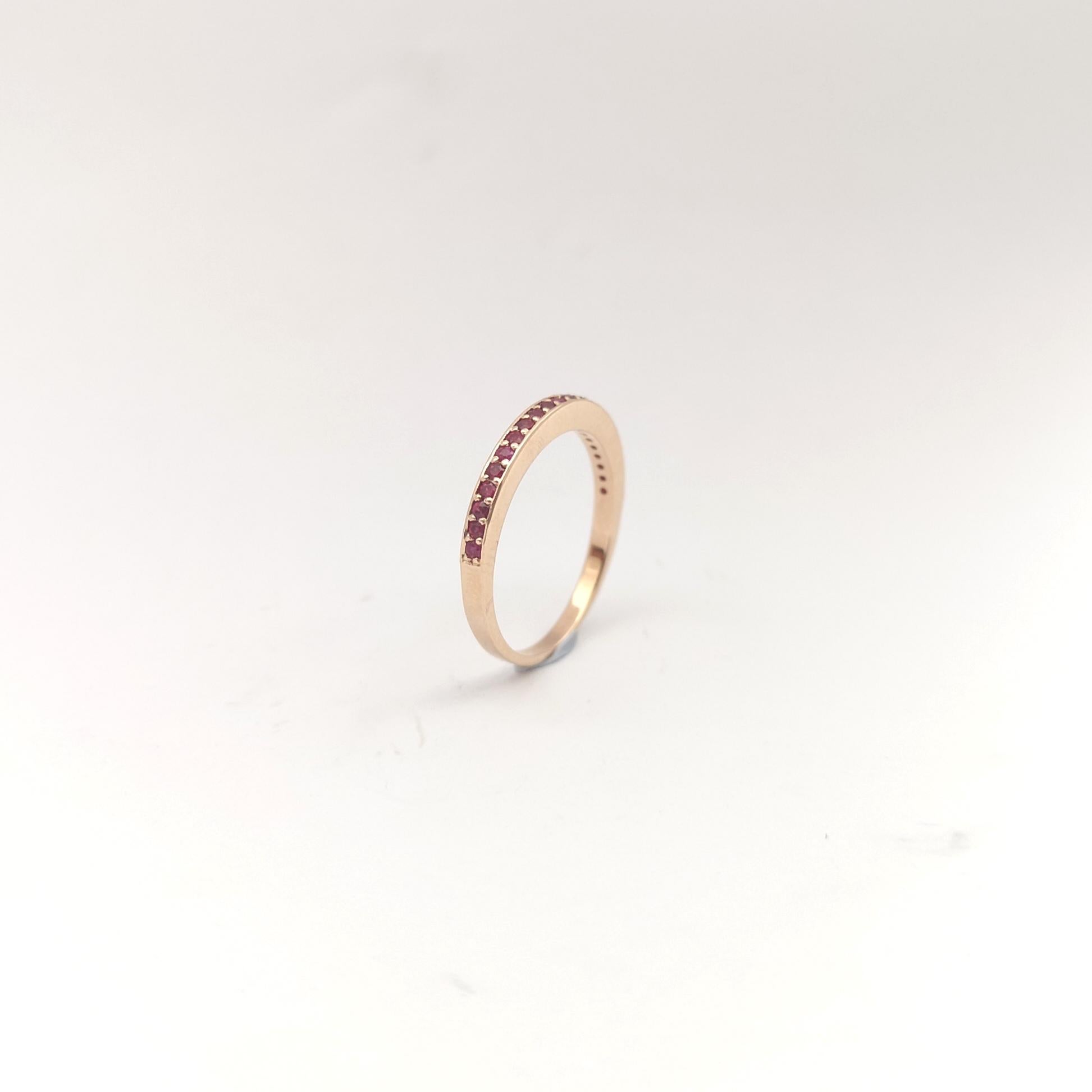 Anillo Eternity de rubí engastado en oro rosa de 18 quilates en venta 6