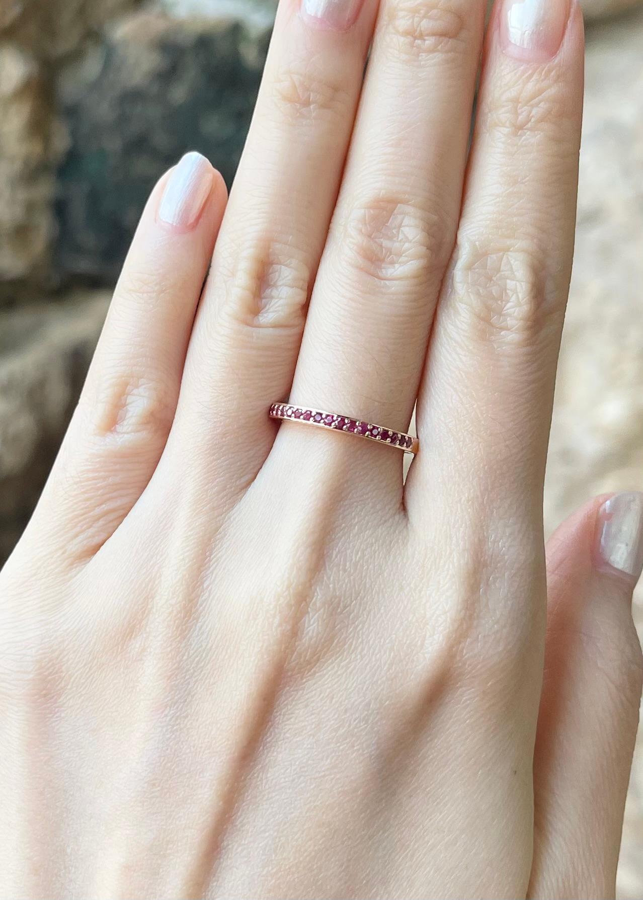 Anillo de rubí de 0,28 quilates engastado en oro rosa de 18 quilates

Anchura:  2,0 cm 
Longitud: 0,2 cm
Tamaño del anillo: 53
Peso total: 2.39 gramos

