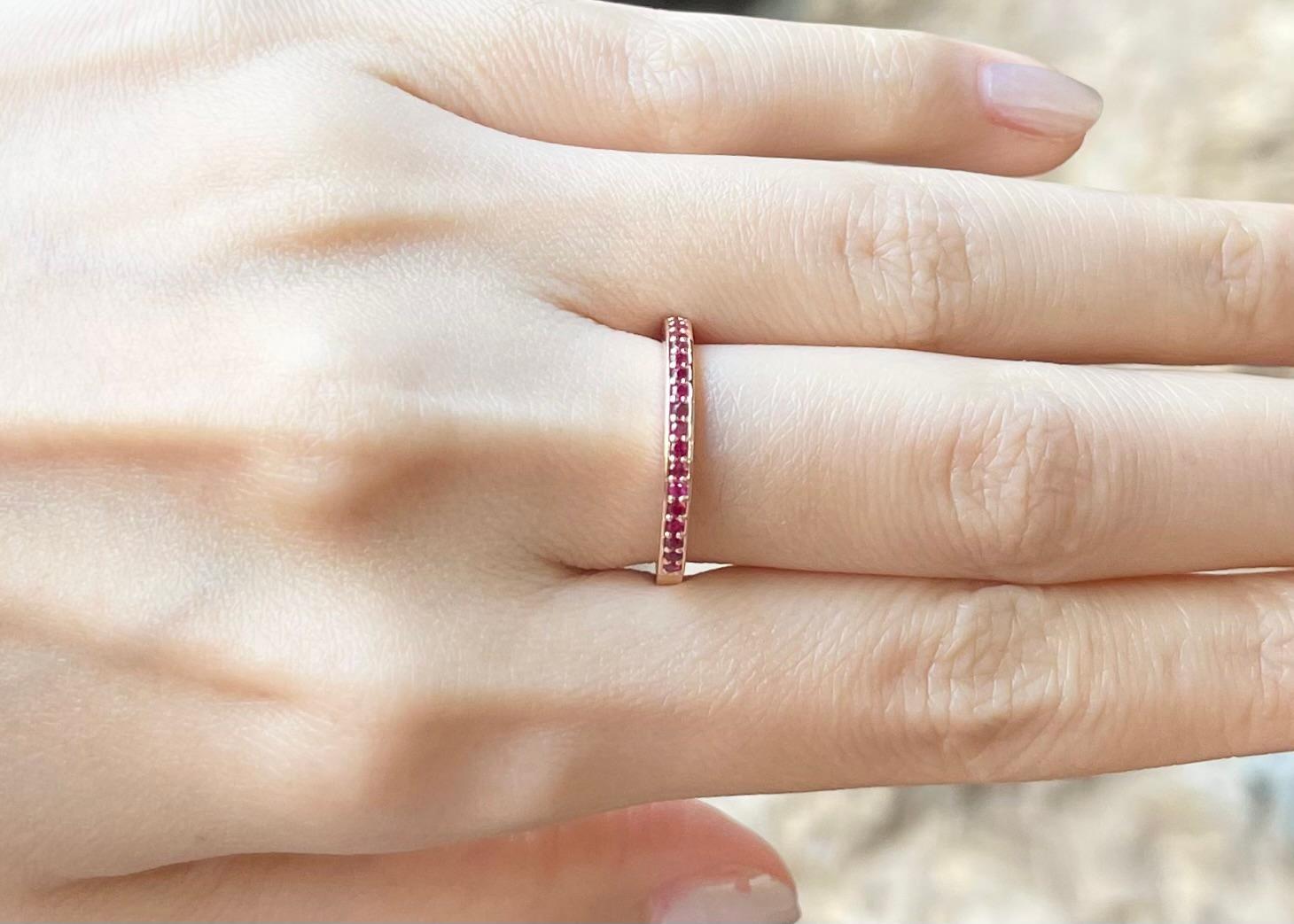 Anillo Eternity de rubí engastado en oro rosa de 18 quilates Contemporáneo en venta