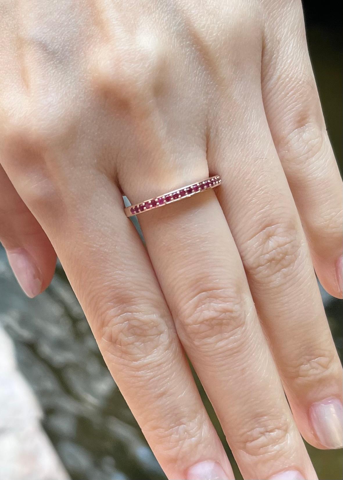 Anillo Eternity de rubí engastado en oro rosa de 18 quilates Corte redondo en venta