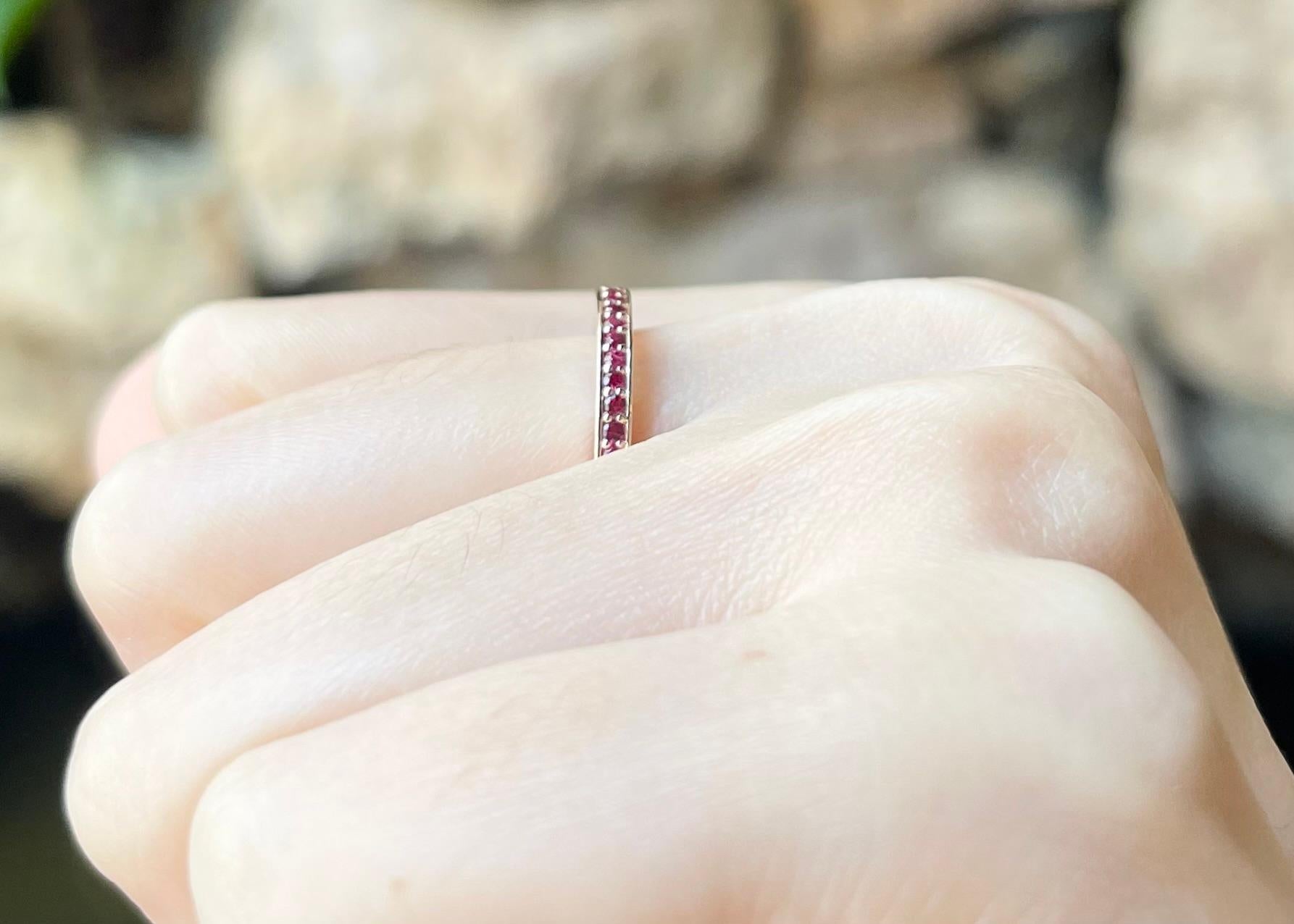 Anillo Eternity de rubí engastado en oro rosa de 18 quilates en venta 1