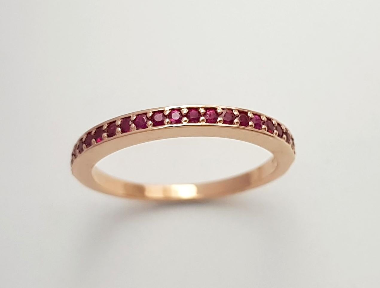 Anillo Eternity de rubí engastado en oro rosa de 18 quilates en venta 2