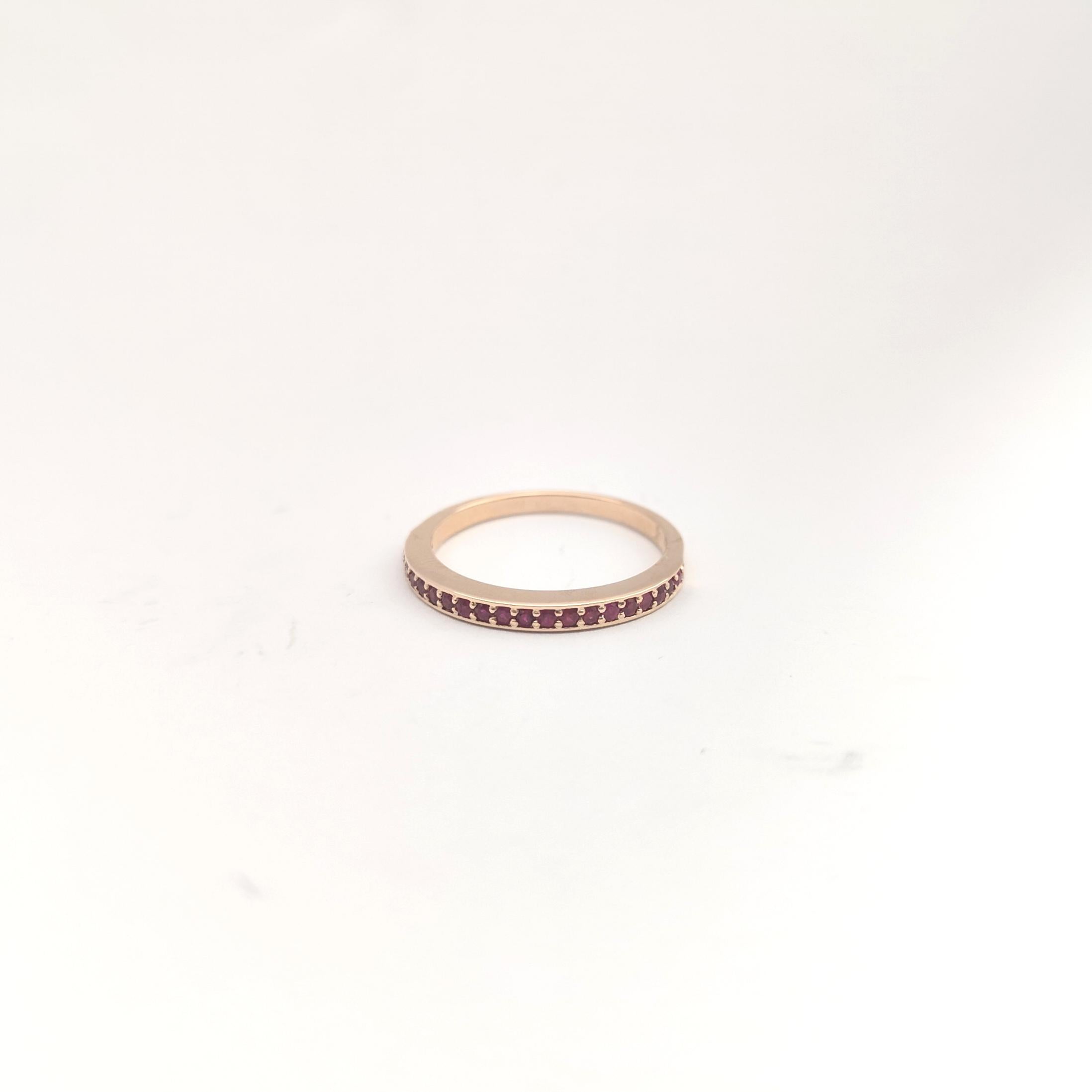 Anillo Eternity de rubí engastado en oro rosa de 18 quilates en venta 3