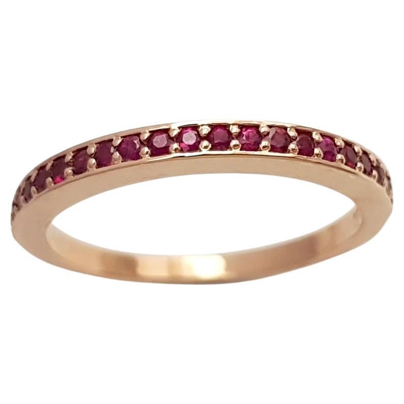 Anillo Eternity de rubí engastado en oro rosa de 18 quilates en venta