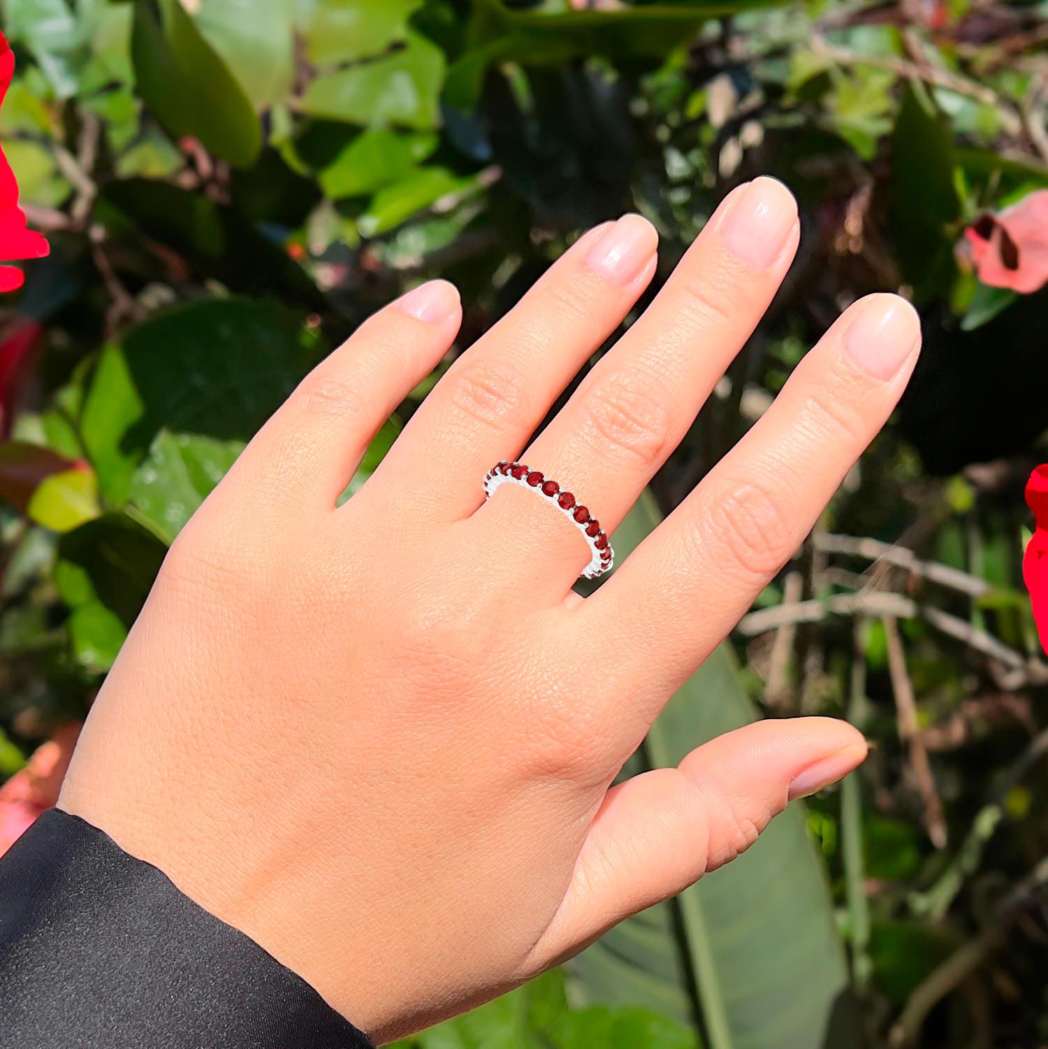 Anillo Eternidad Rubí 1,63 Quilates Oro Blanco 14K Contemporáneo en venta