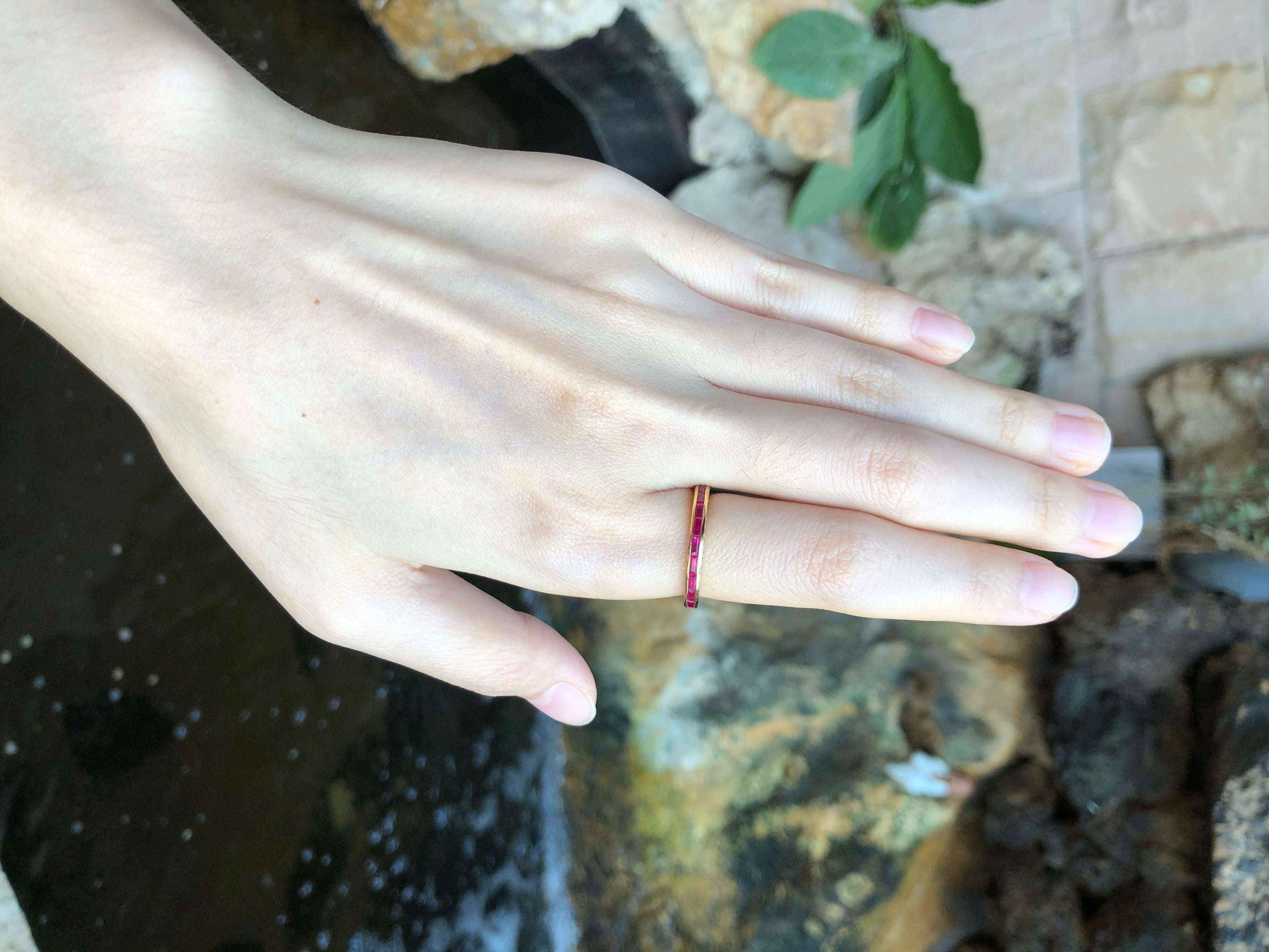 Contemporain Bague d'éternité en rubis sertie dans des montures en or 18 carats en vente