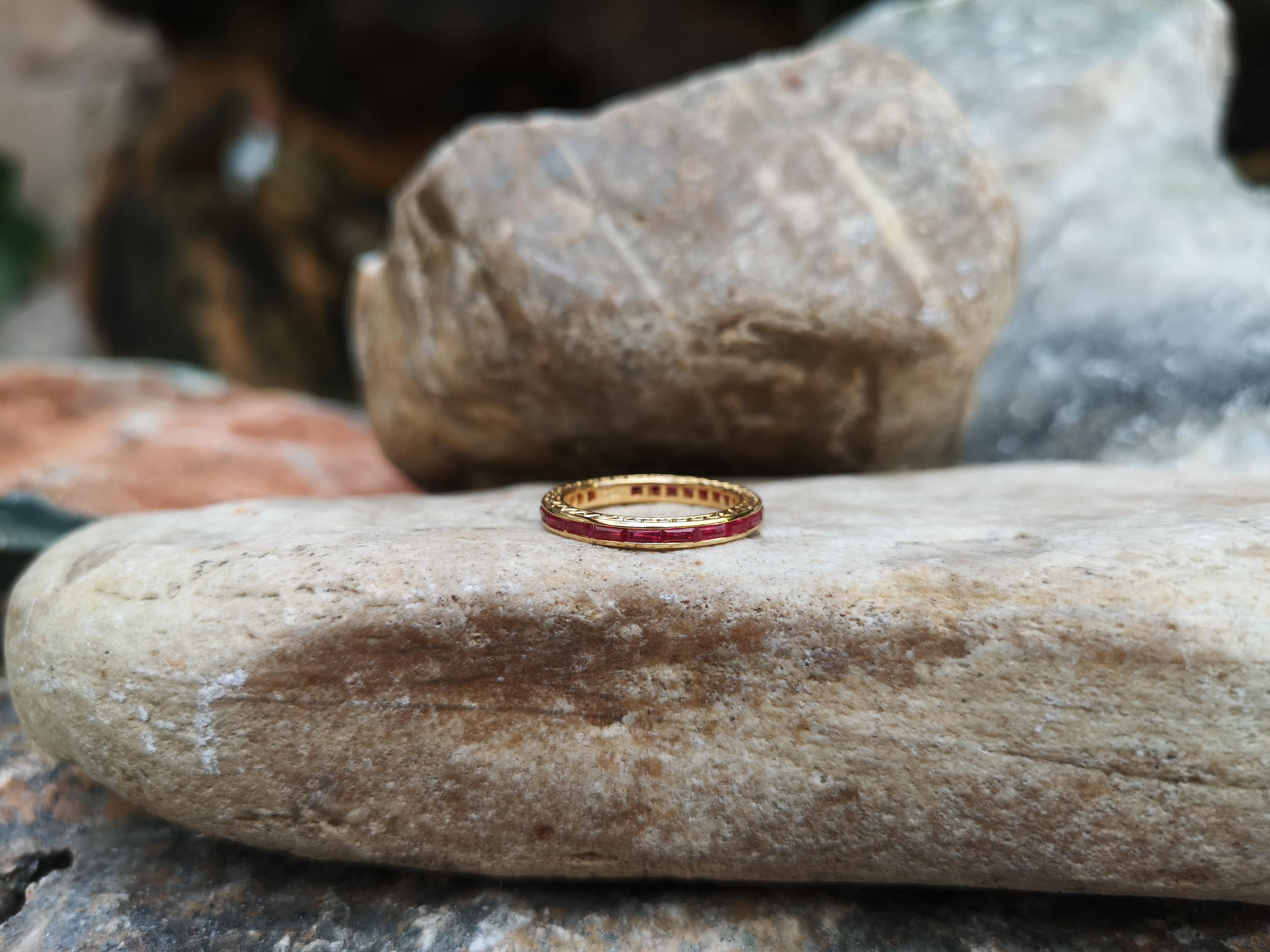 Taille émeraude Bague d'éternité en rubis sertie dans des montures en or 18 carats en vente