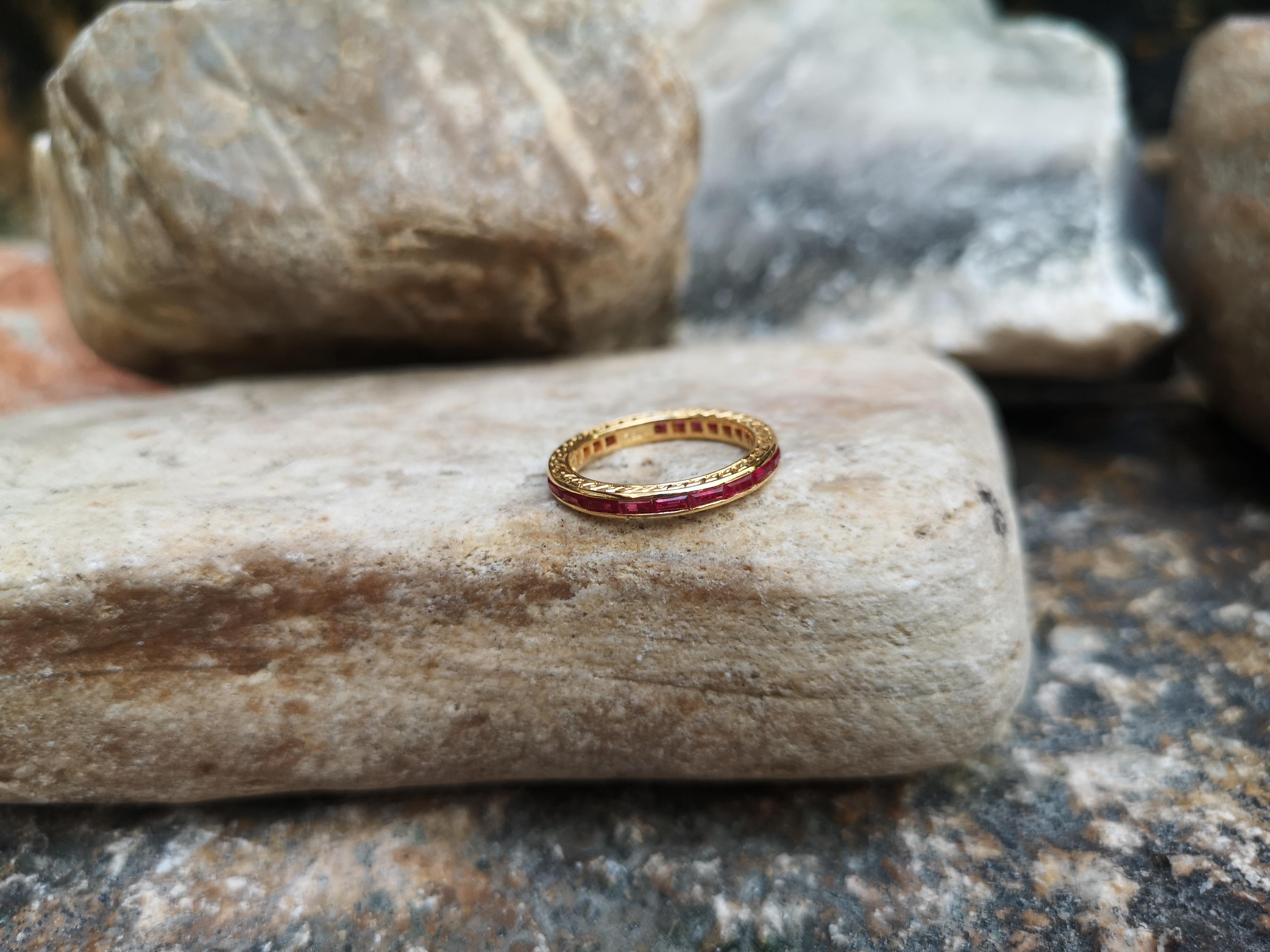 Bague d'éternité en rubis sertie dans des montures en or 18 carats Neuf - En vente à Bangkok, TH