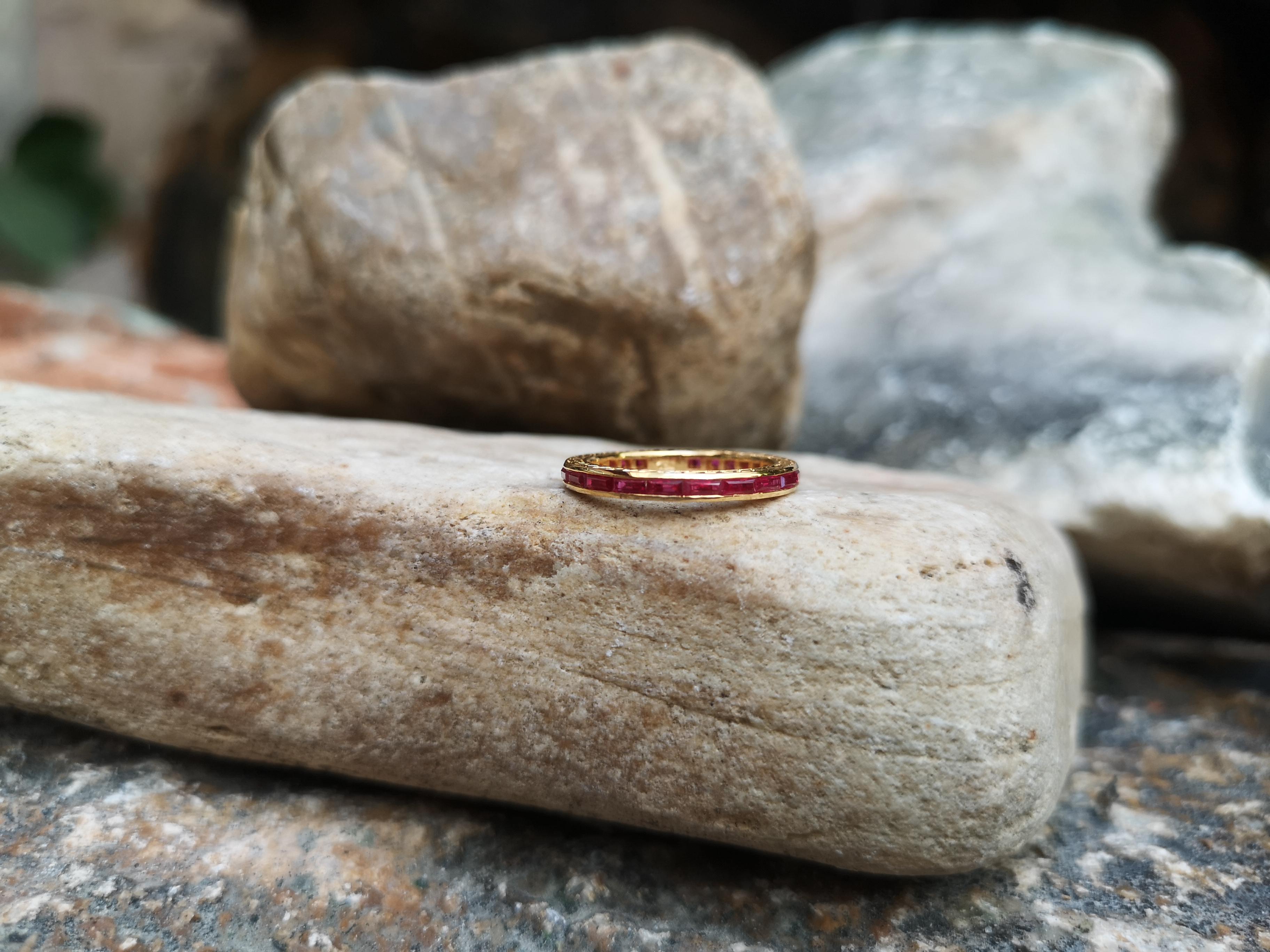 Bague d'éternité en rubis sertie dans des montures en or 18 carats Unisexe en vente