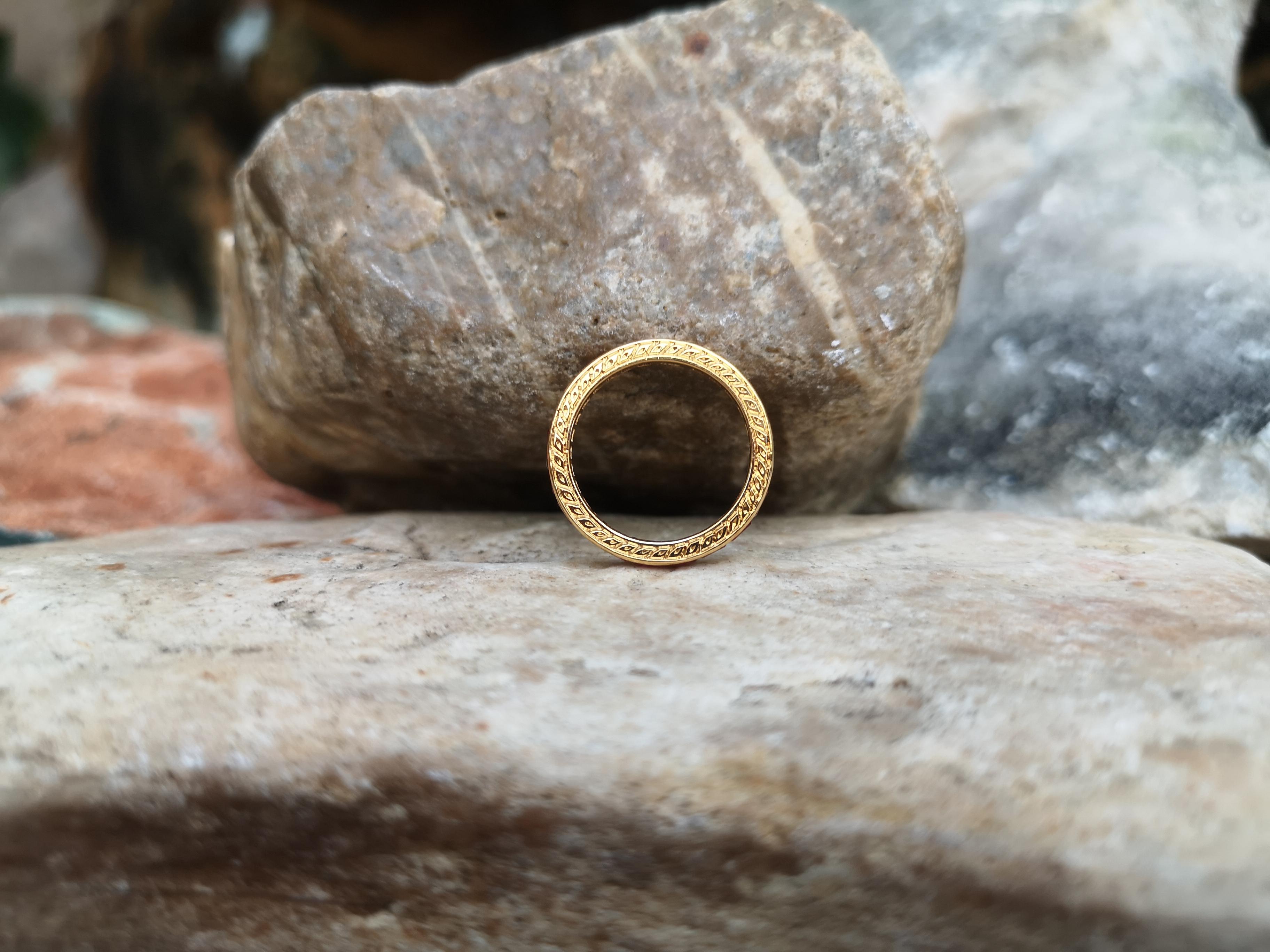 Bague d'éternité en rubis sertie dans des montures en or 18 carats en vente 1