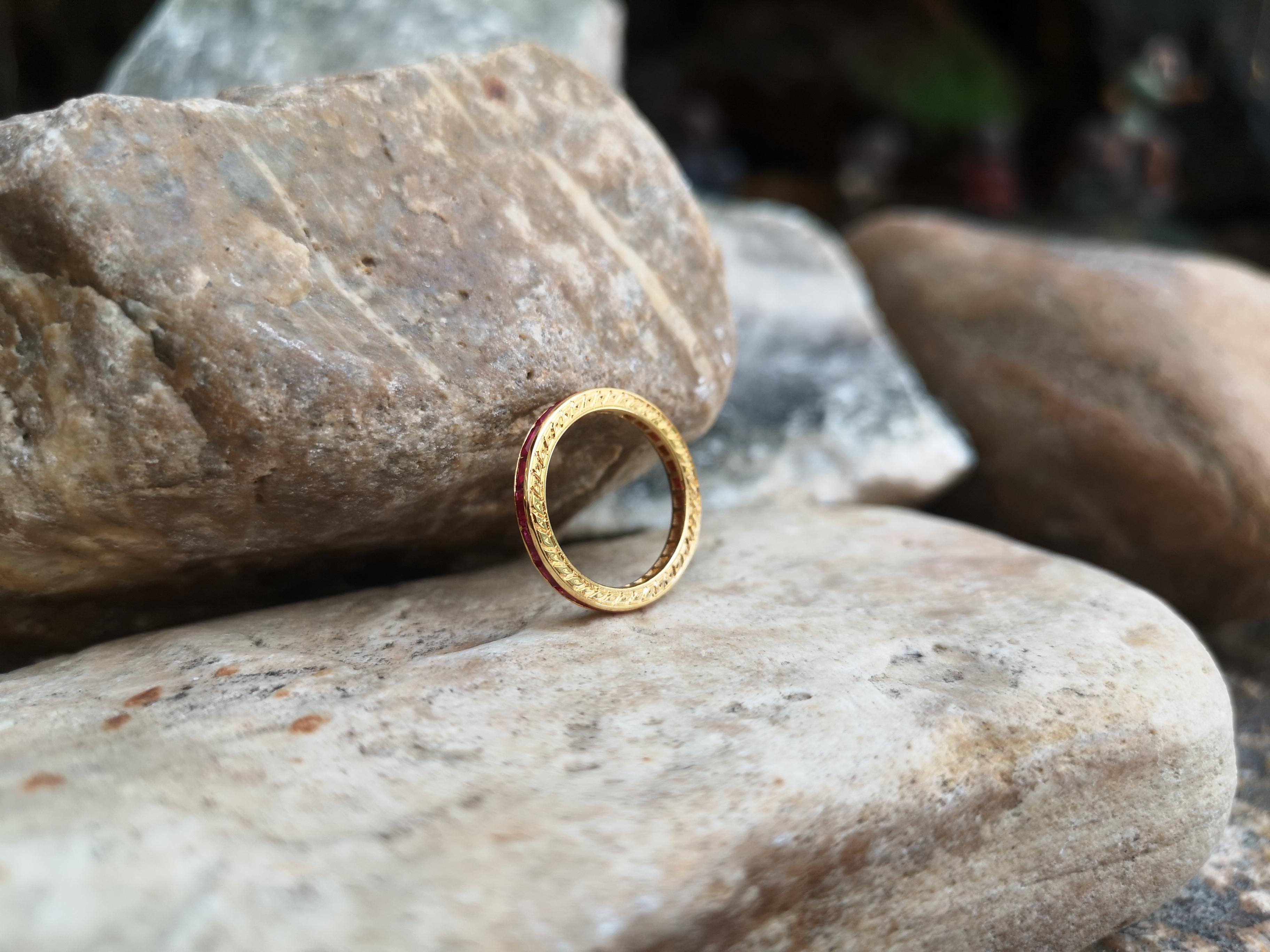 Bague d'éternité en rubis sertie dans des montures en or 18 carats en vente 2