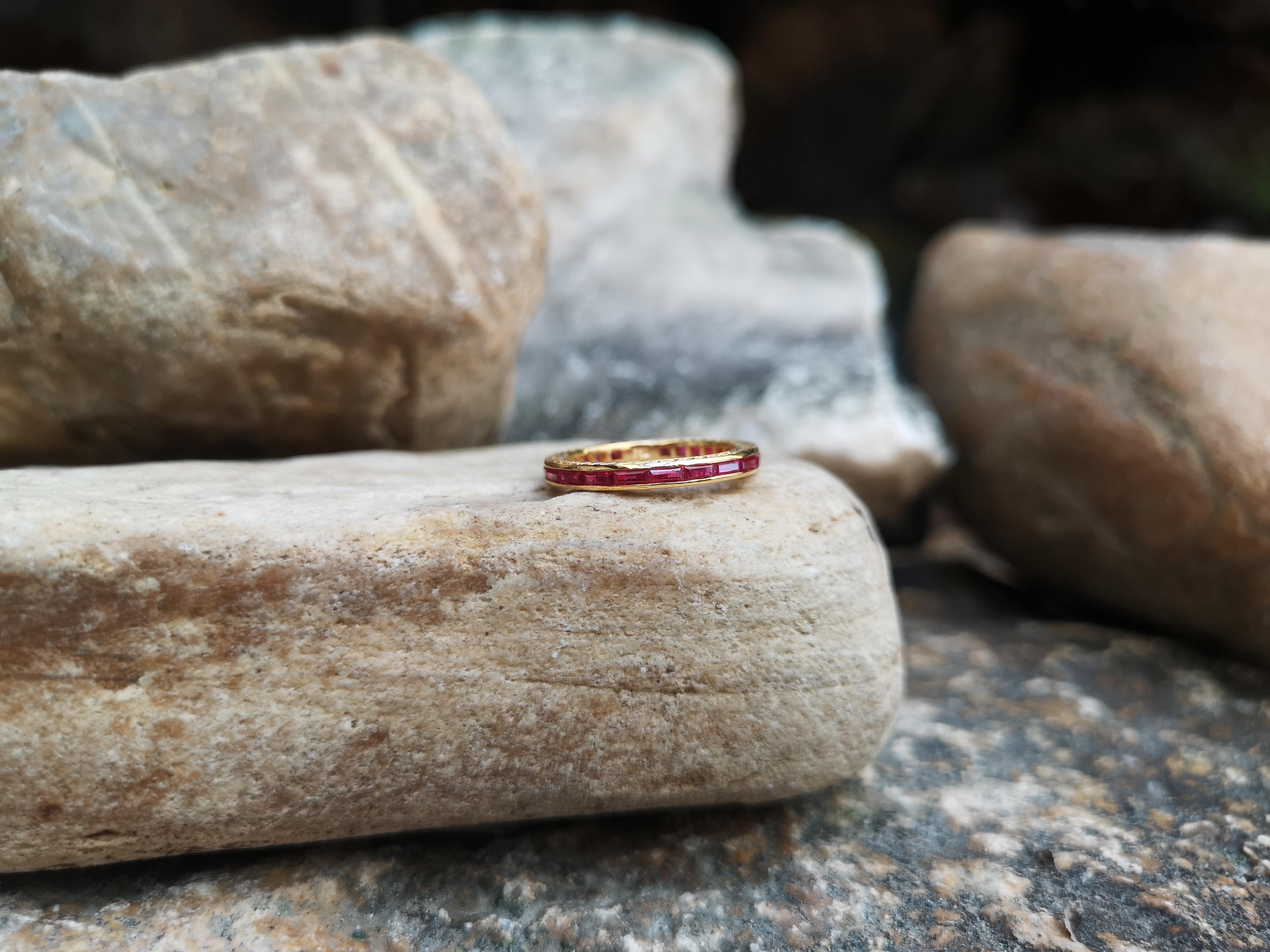 Bague d'éternité en rubis sertie dans des montures en or 18 carats en vente 3