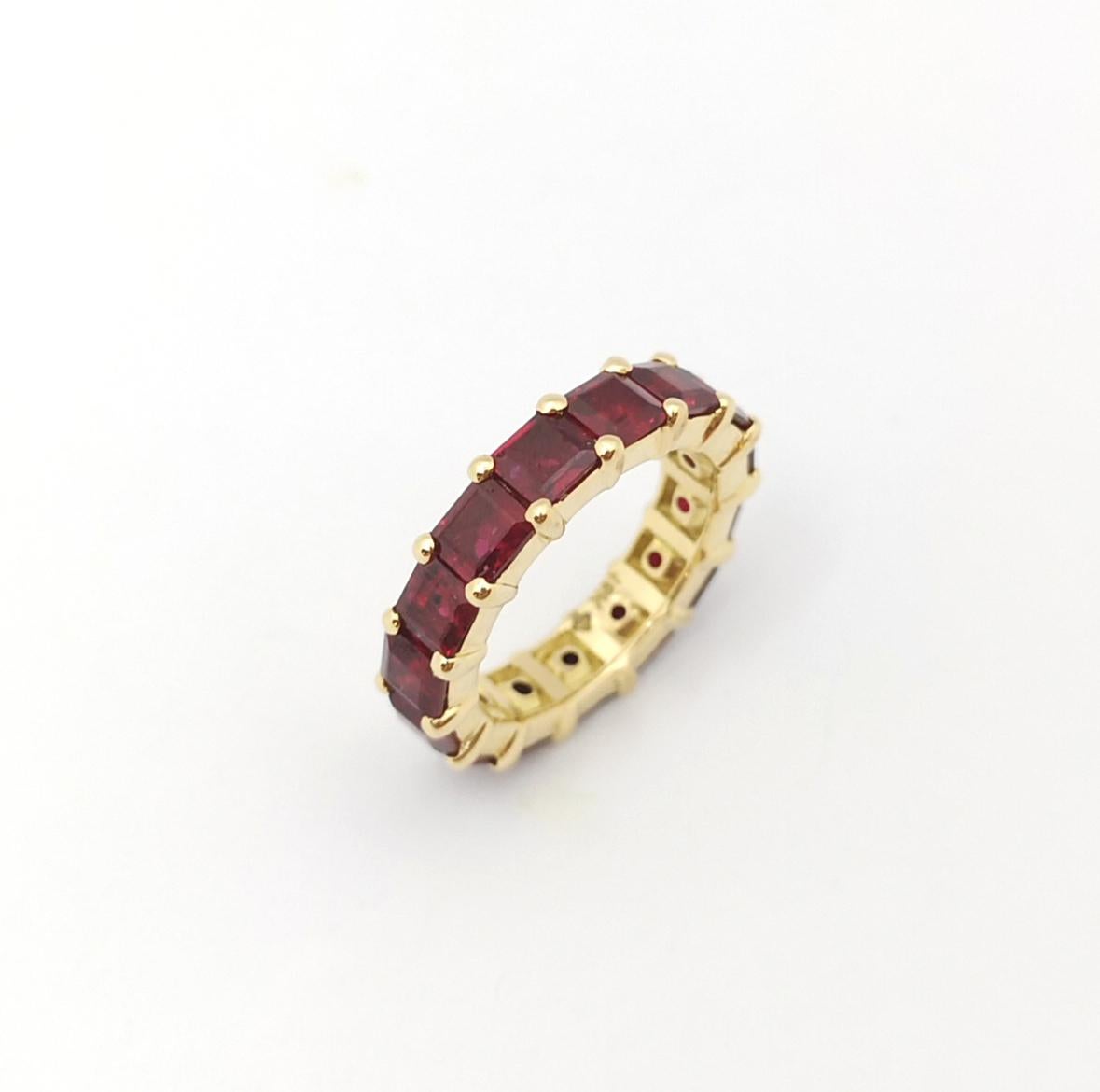 Bague d'éternité en or 18 carats avec rubis en vente 5