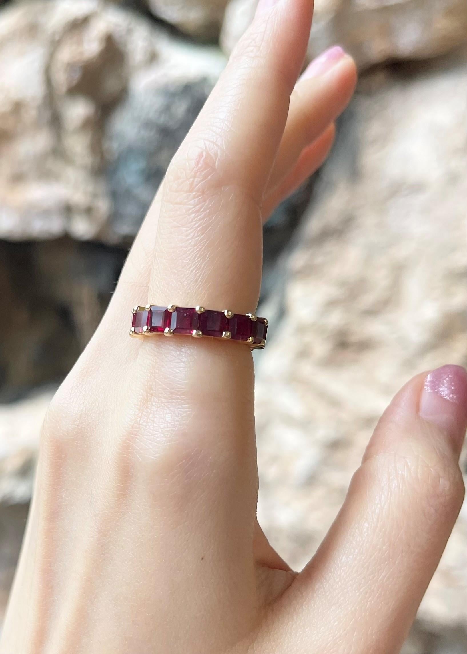 Contemporain Bague d'éternité en or 18 carats avec rubis en vente