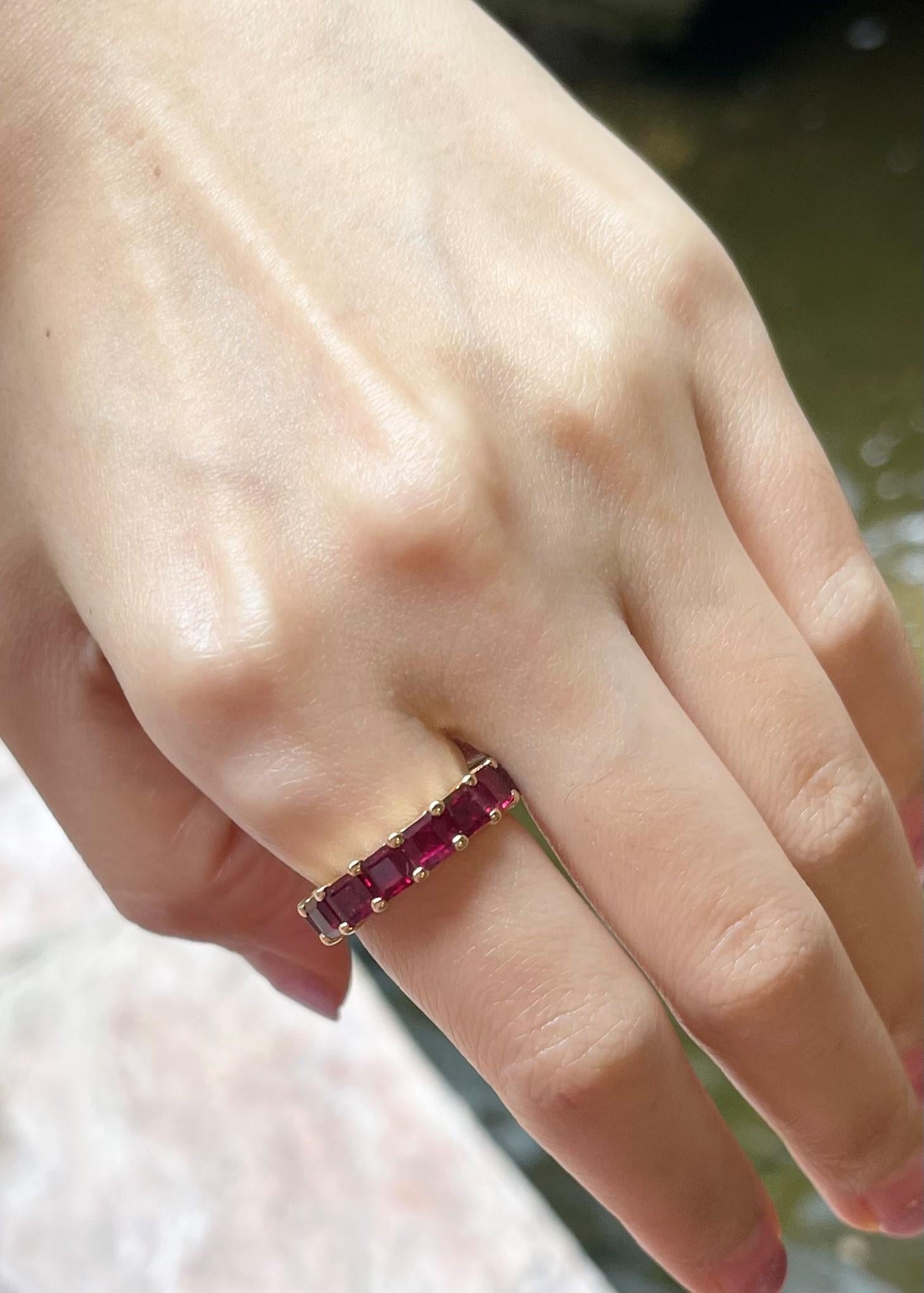 Taille princesse Bague d'éternité en or 18 carats avec rubis en vente