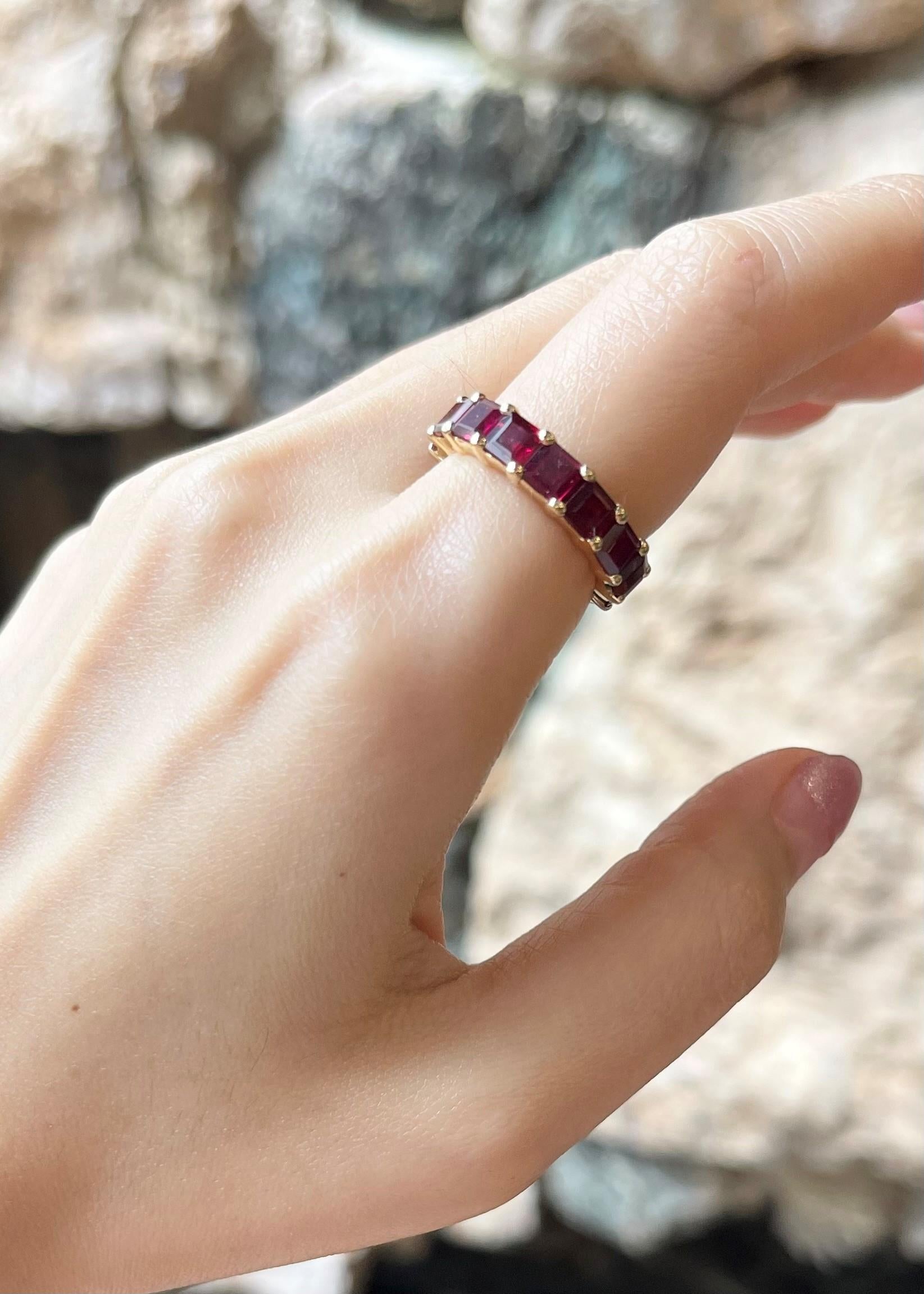 Bague d'éternité en or 18 carats avec rubis Neuf - En vente à Bangkok, TH