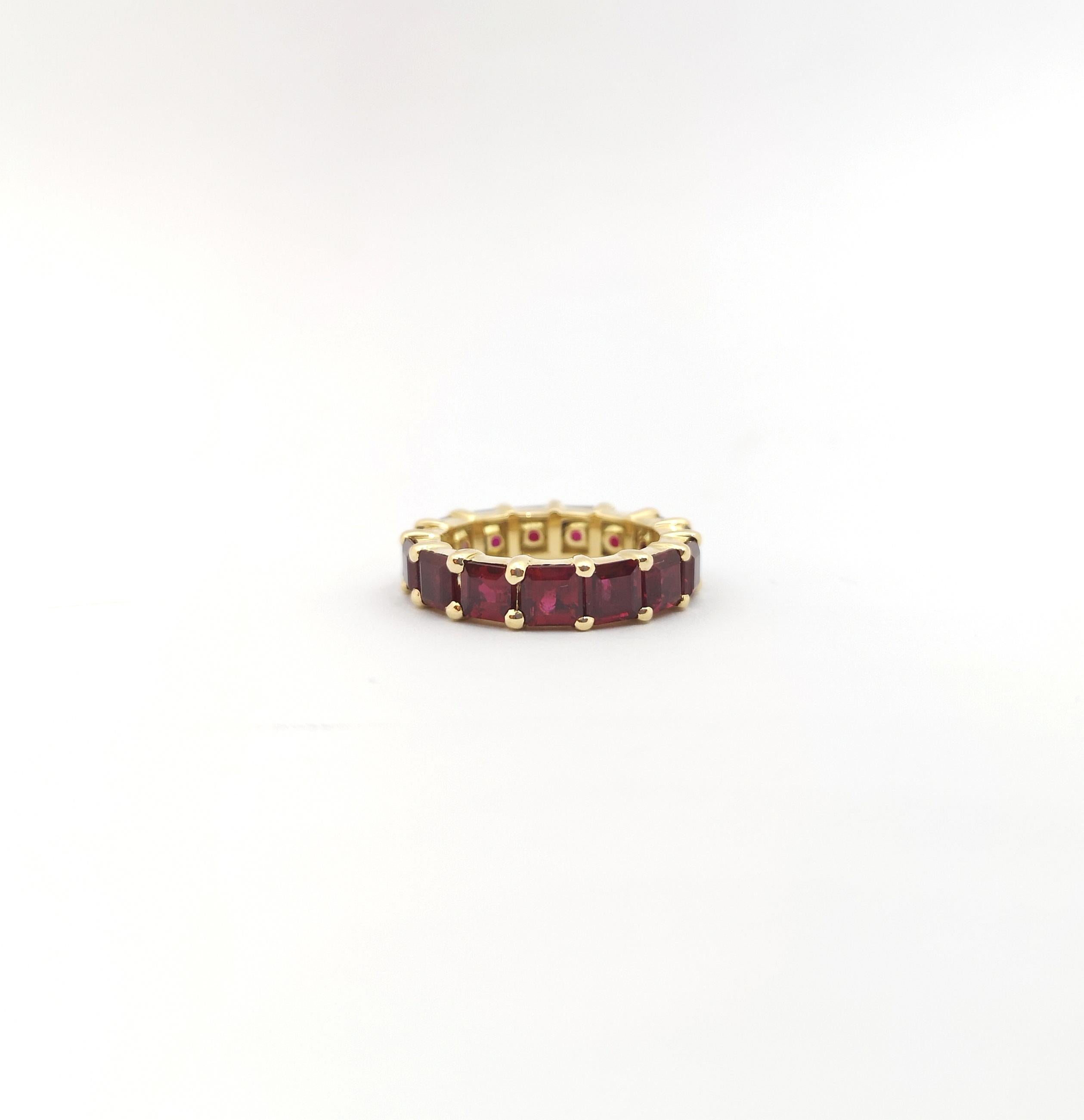 Bague d'éternité en or 18 carats avec rubis en vente 1