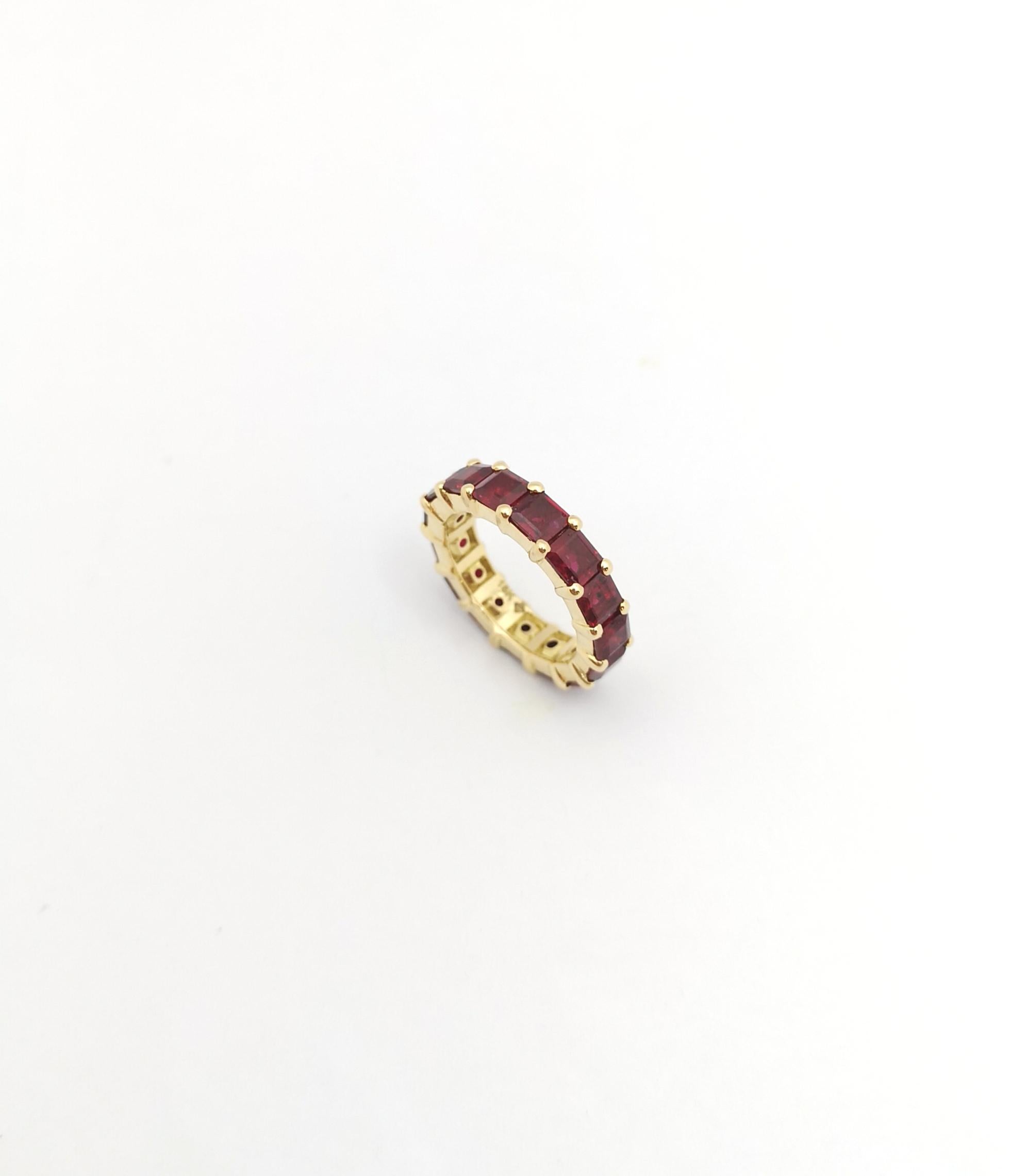 Bague d'éternité en or 18 carats avec rubis en vente 3