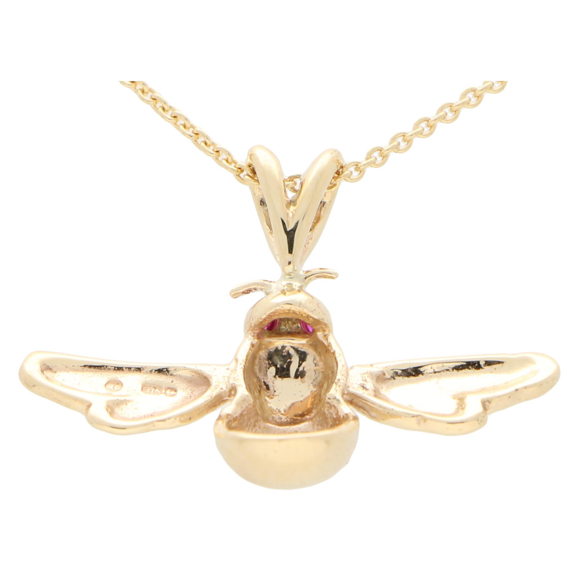 Moderne Collier pendentif en forme de bourdon aux yeux de rubis en or jaune 9 carats en vente