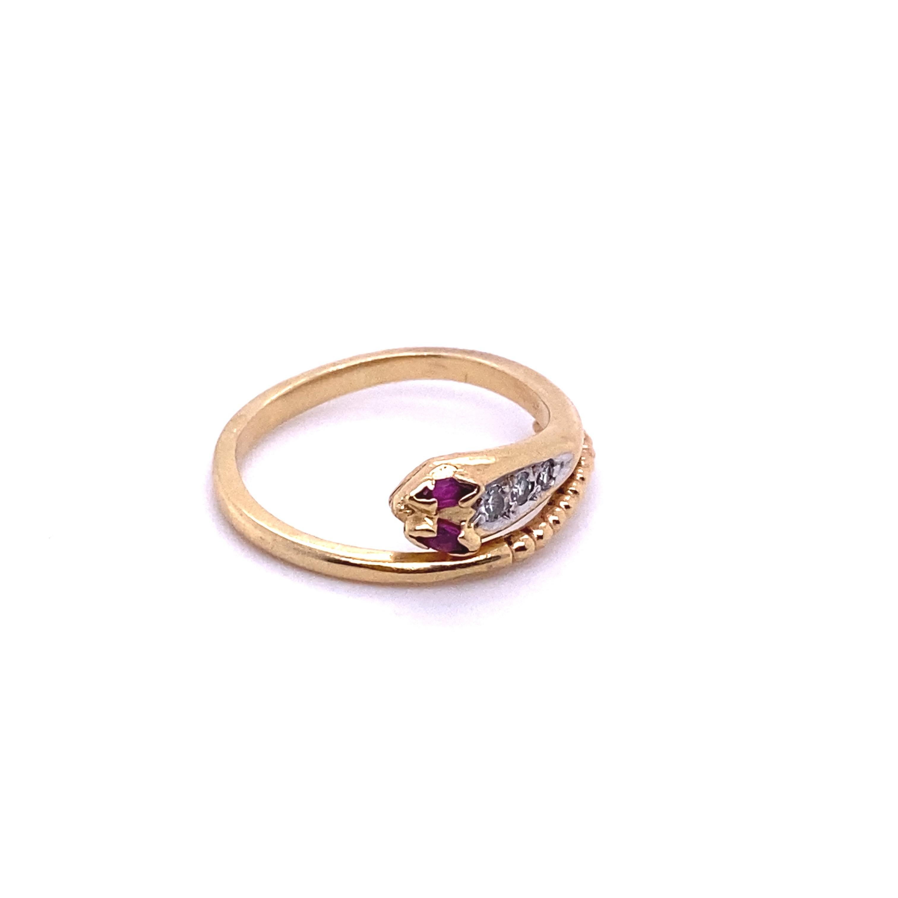 14 Karat Gelbgold Wickelschlangenring mit Rubin-Augen und Diamantkopf (Marquiseschliff)
