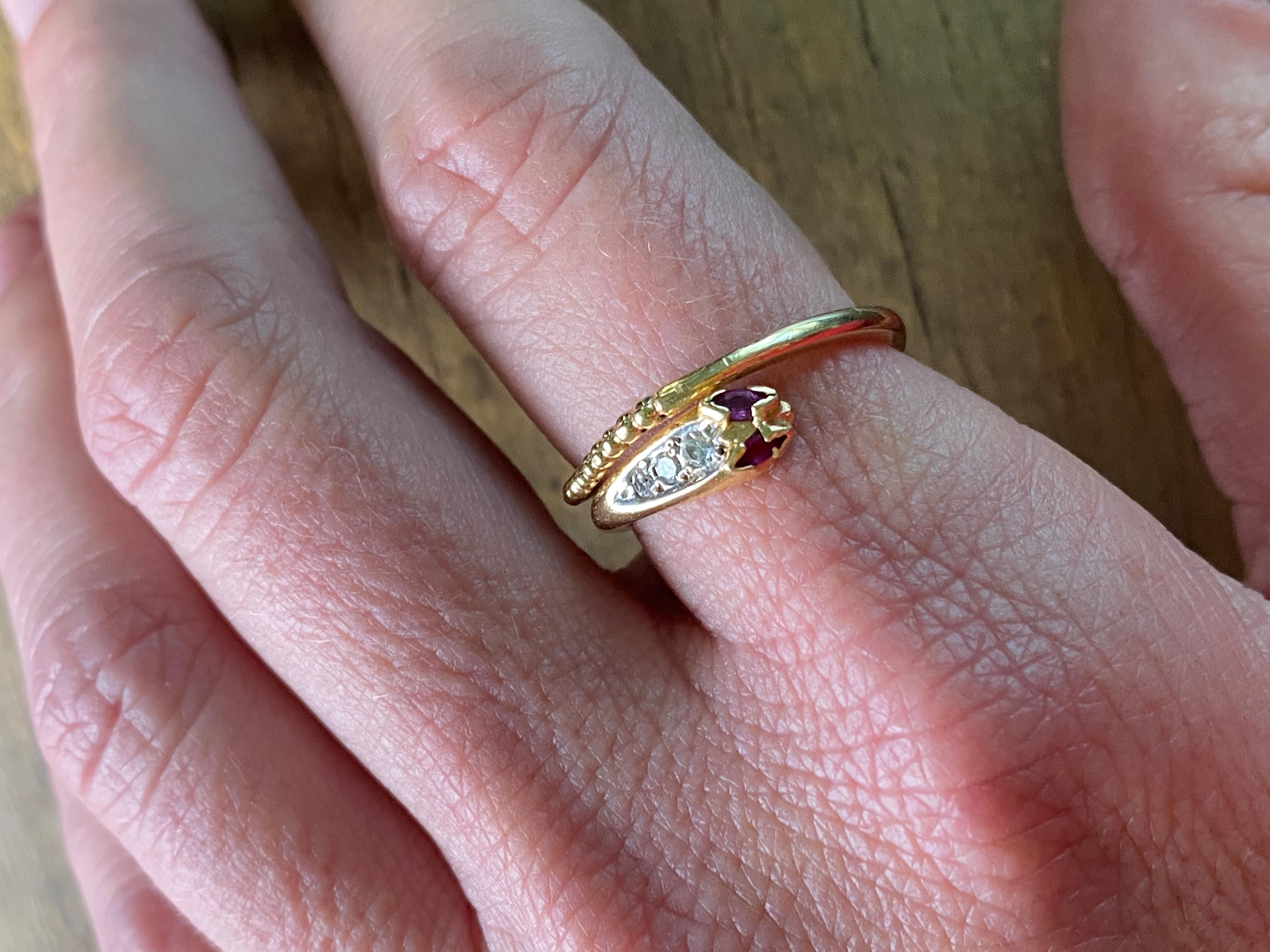 Rubin-Augen und Diamant-Kopf 14K Gelbgold, Wrap Snake Ring, Größe 7. Zarte Marquise Rubin Augen auf dem Gesicht und drei kleine Diamanten auf dem Kopf.  Der Schwanz ist mit einer kleinen Perlenstickerei versehen, die eine Klapperschlange imitiert. 