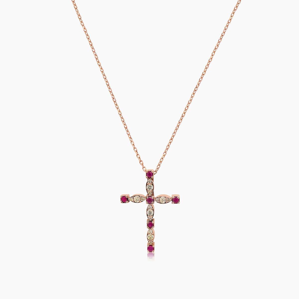 Taglio misto Collana con ciondolo a croce in oro rosa 18 carati con rubini e diamanti fantasia in vendita