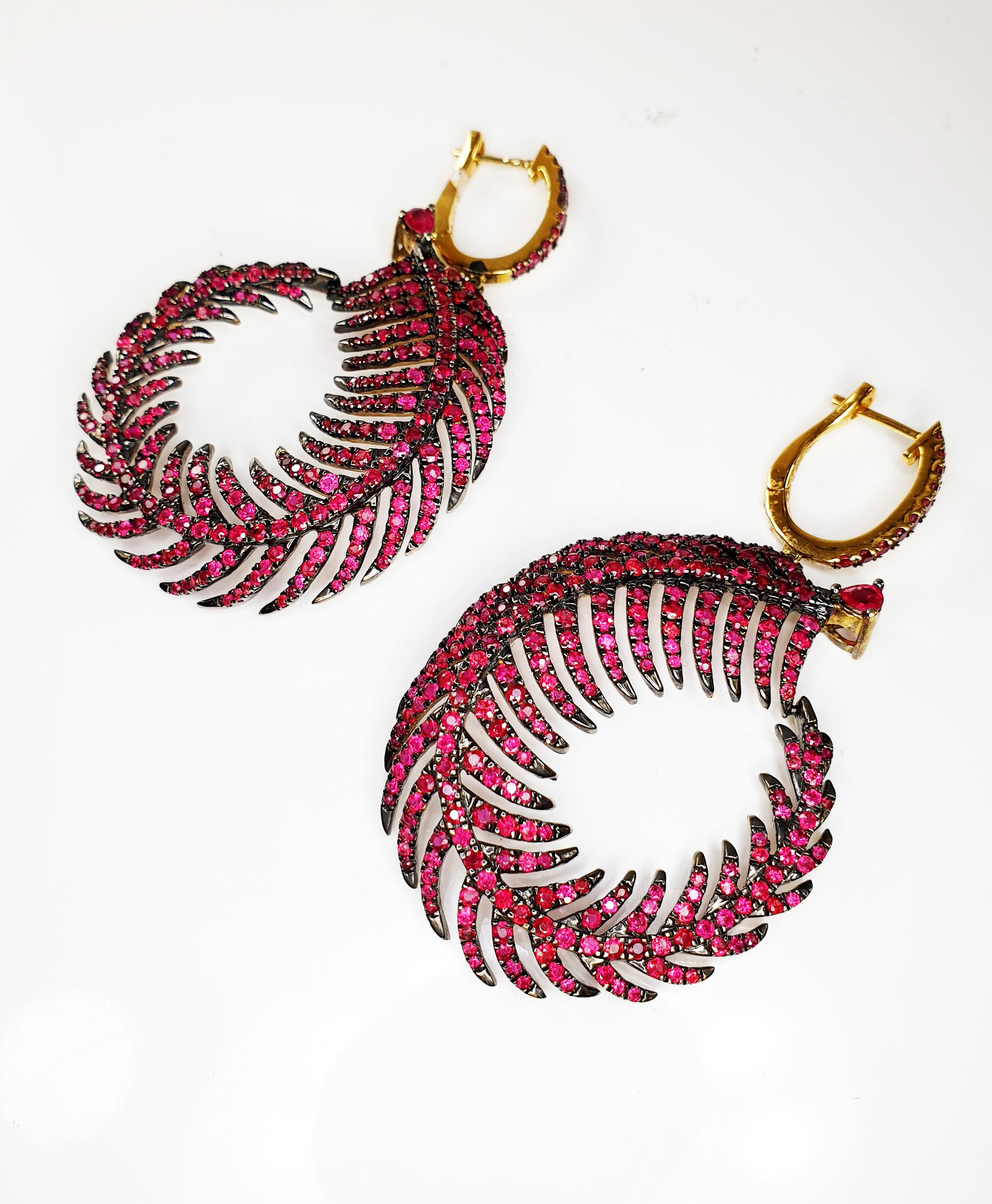 Ruby feather twister hoop earrings, in silver and gold and ruby or saphire finish
Irama Pradera is a Young designer from Spain that searches always for the best gems and combines classic with contemporary mounting and styles. 

◘ Weight 19.46 gr.
◘