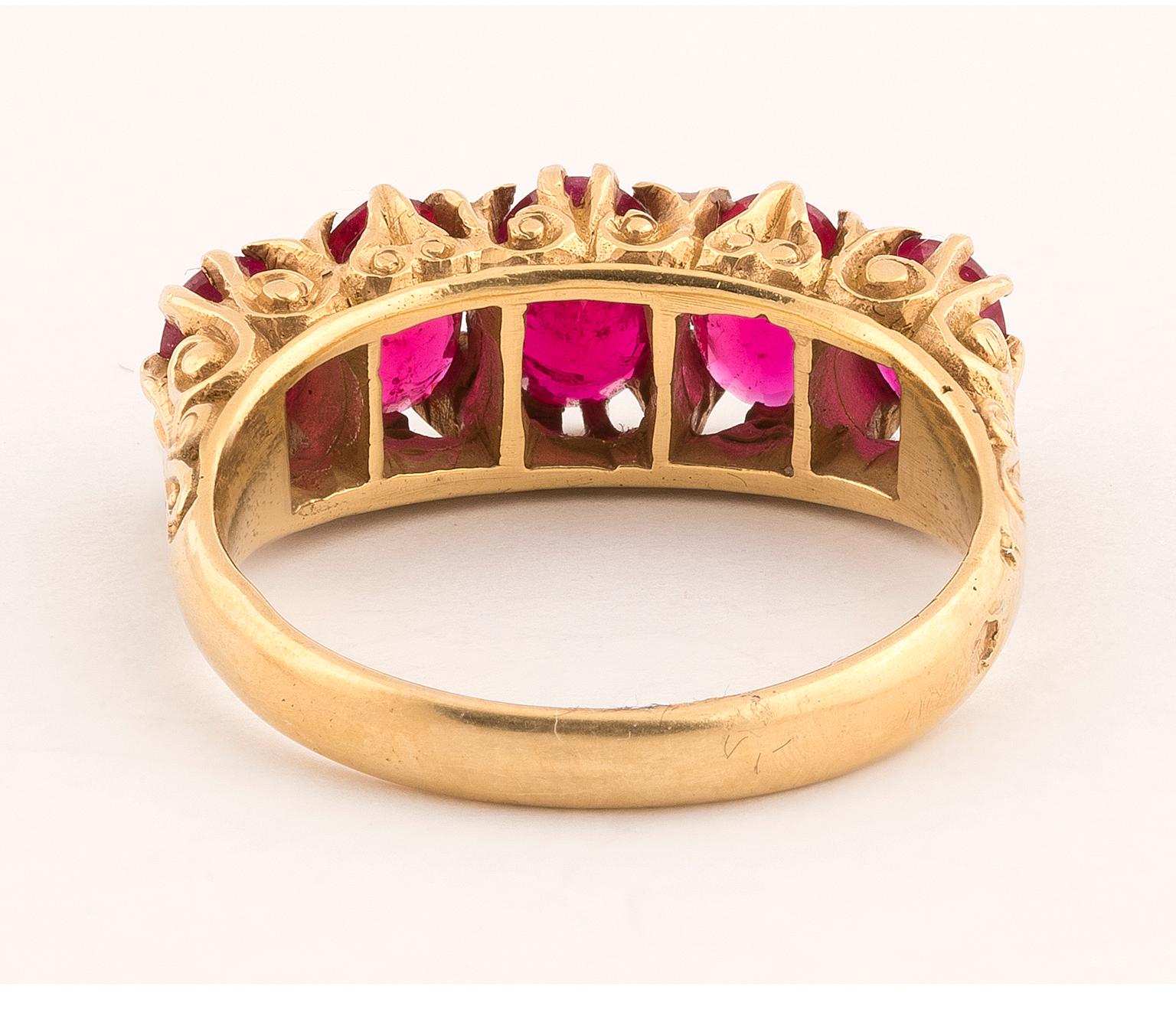 BERNARDO ANTICHITÀ PONTE VECCHIO FLORENCE
Set with a row of oval-cut and cushion-shaped rubies, ring size 6 1/2
Weight : 5,8gr.