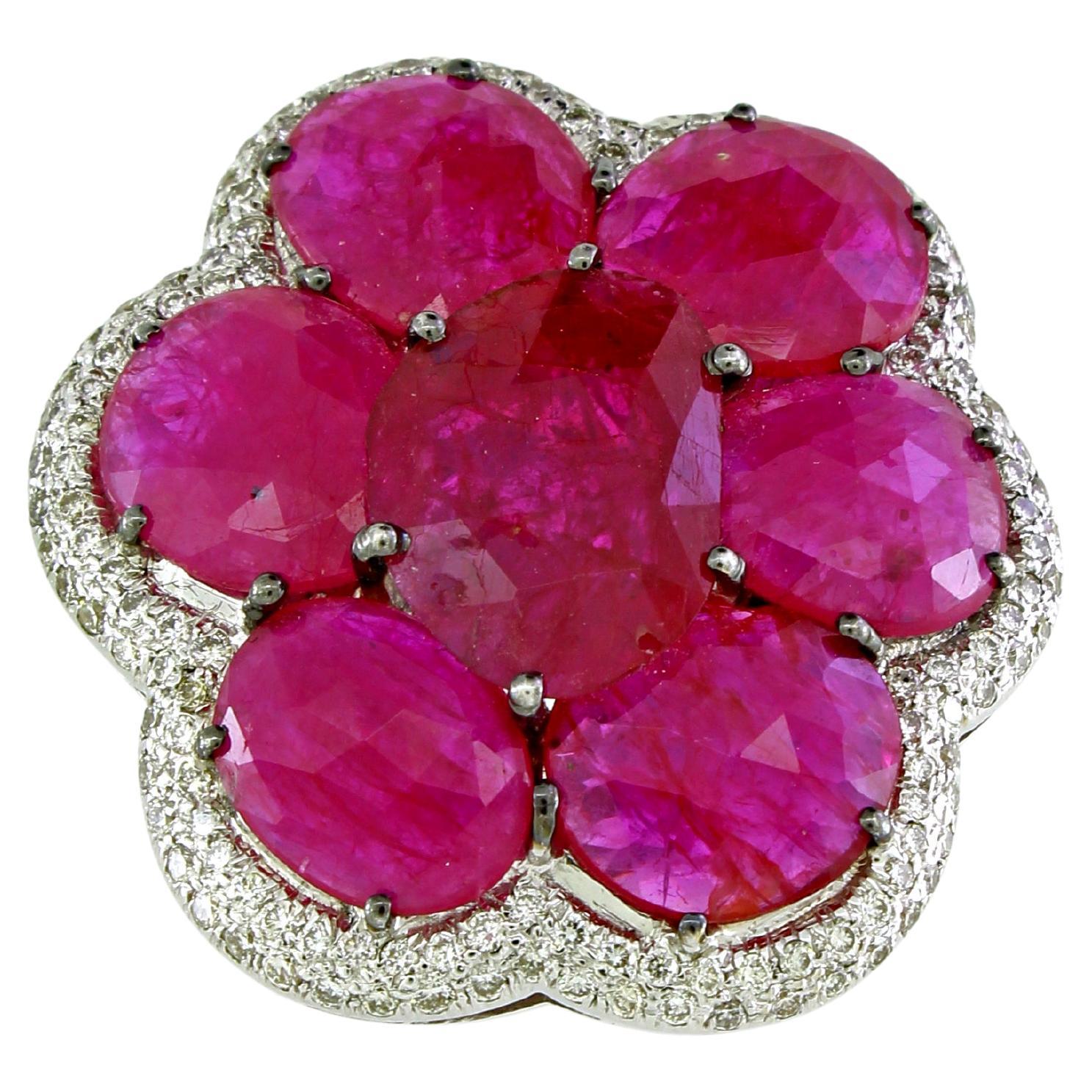 Dieser zarte und doch auffällige Blumenring erblüht mit der reichen Anziehungskraft von Rubinen im Rosenschliff (12,42 ct. Gesamtgewicht), wobei jedes Blütenblatt ein sanftes, romantisches Leuchten ausstrahlt. Die lebhaften Rubine werden von einem