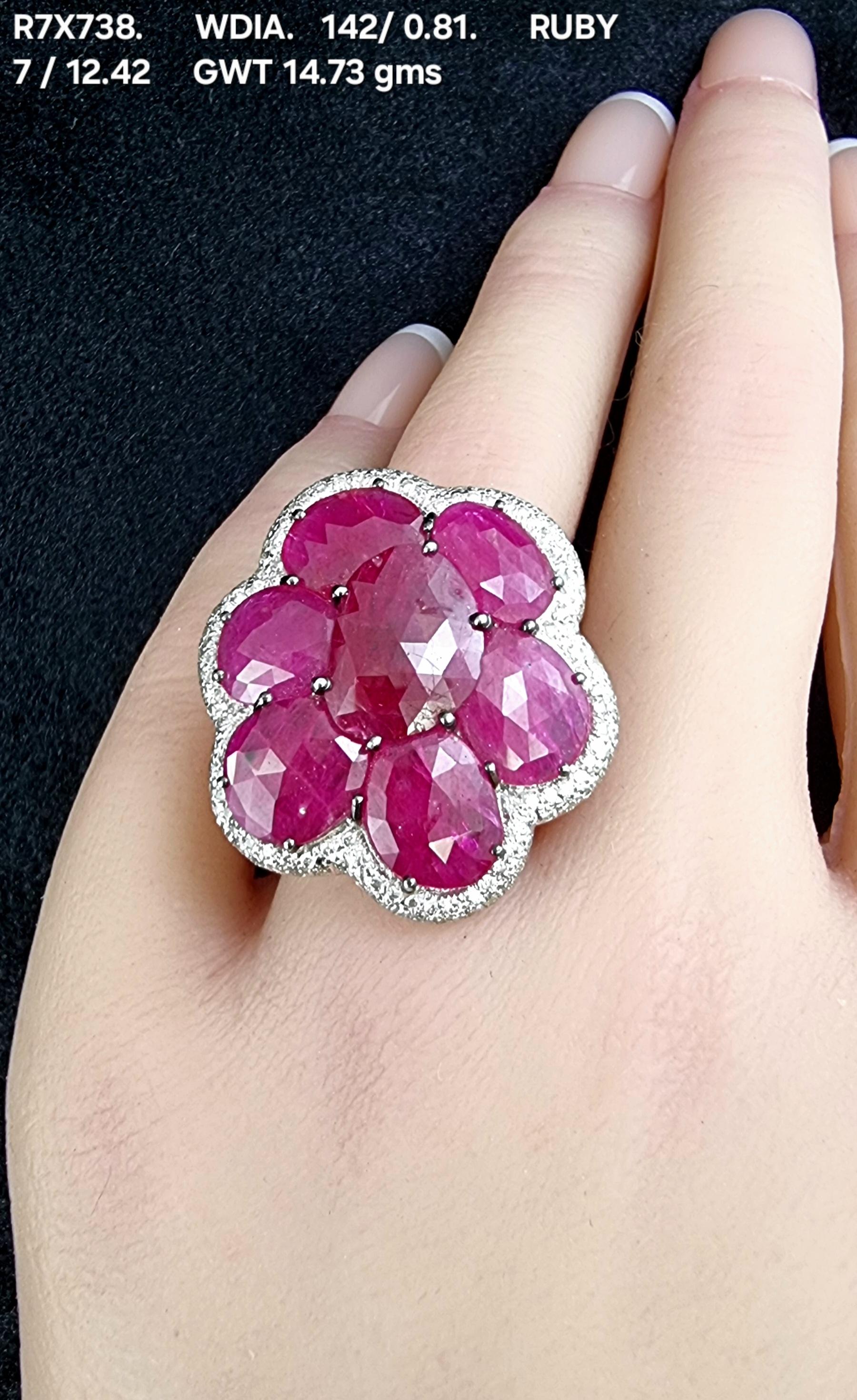 Ring mit Rubinblüten (Moderne) im Angebot