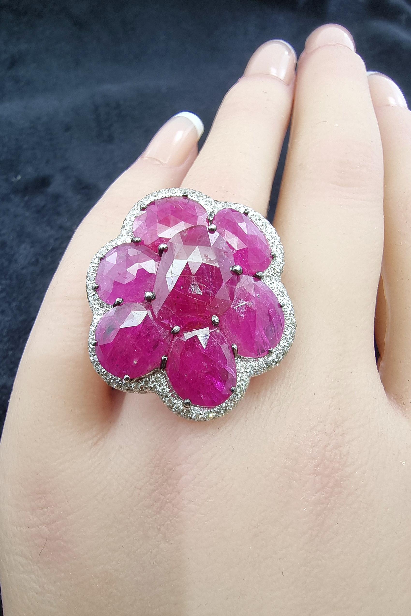 Ring mit Rubinblüten (Ovalschliff) im Angebot