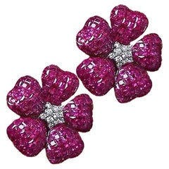 Orecchini a perno Pink Diamond Kissed in oro giallo 14K con fiori rosa