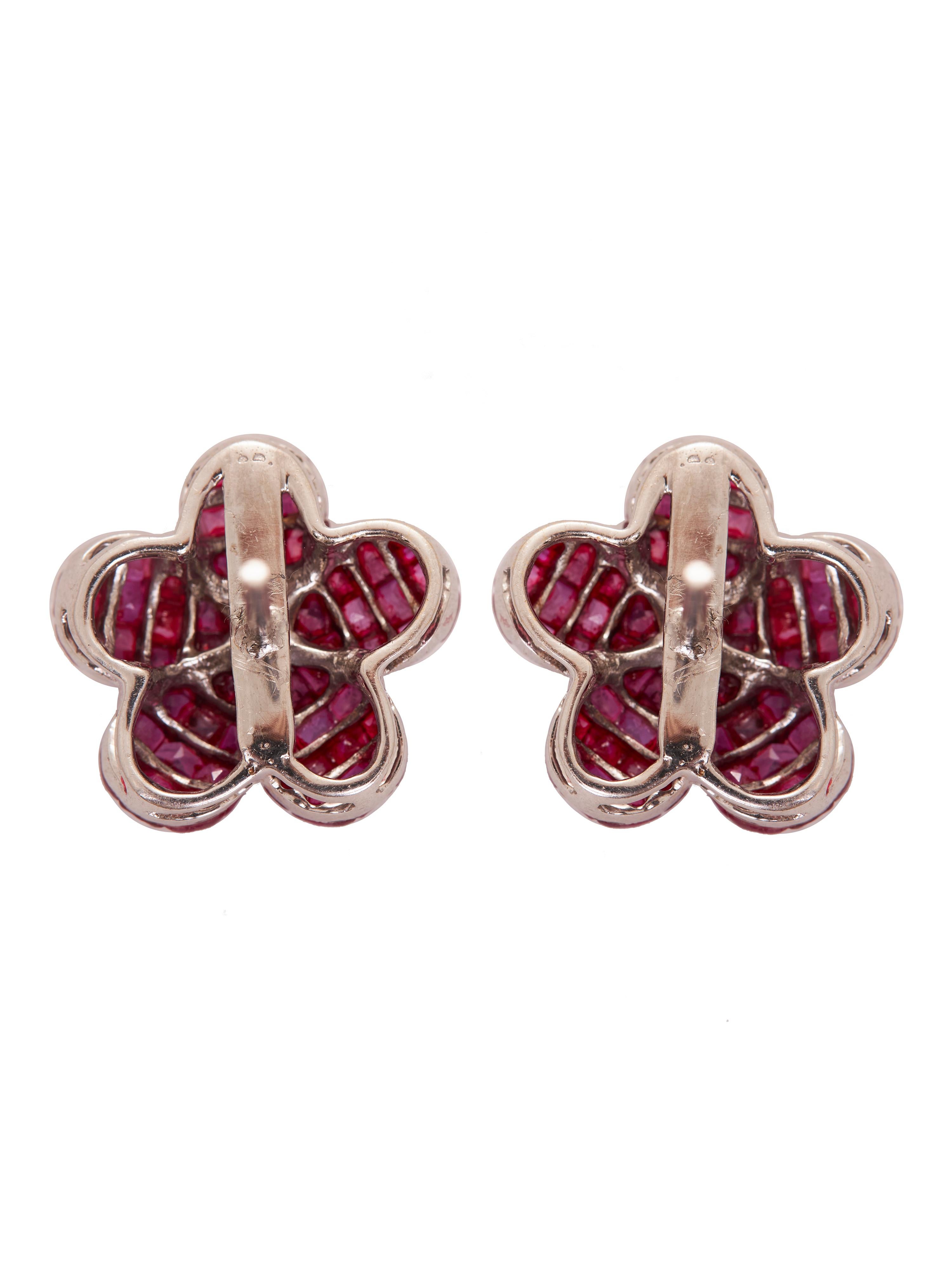 Total wt-7.730gm, Gold 18KT-5.868gm, Natural Diamonds Round-12/0.66cts, Ruby-150/8.65cts