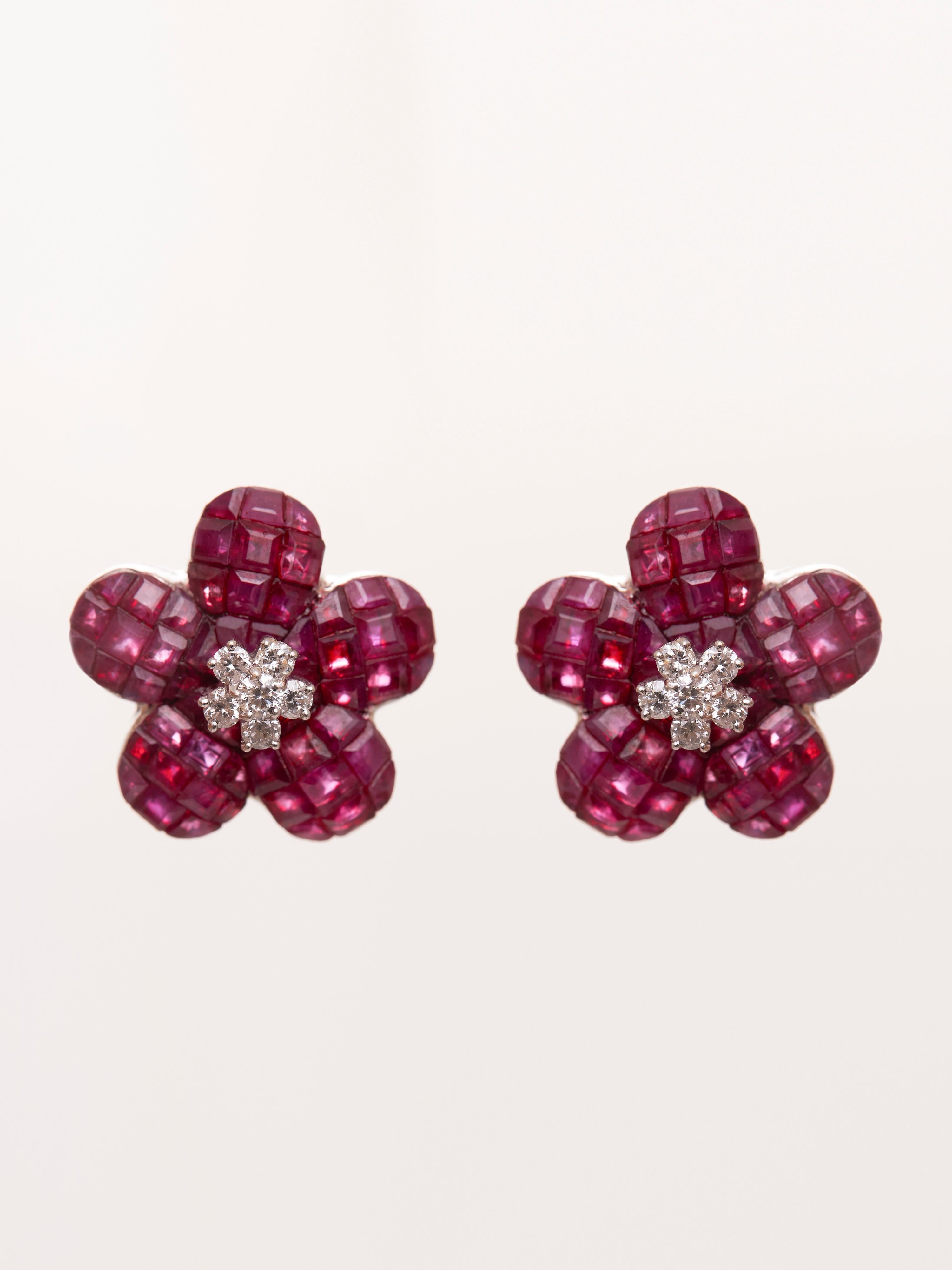 Taille ronde Ruby Flower Studs in 14kt Gold & Diamond en vente