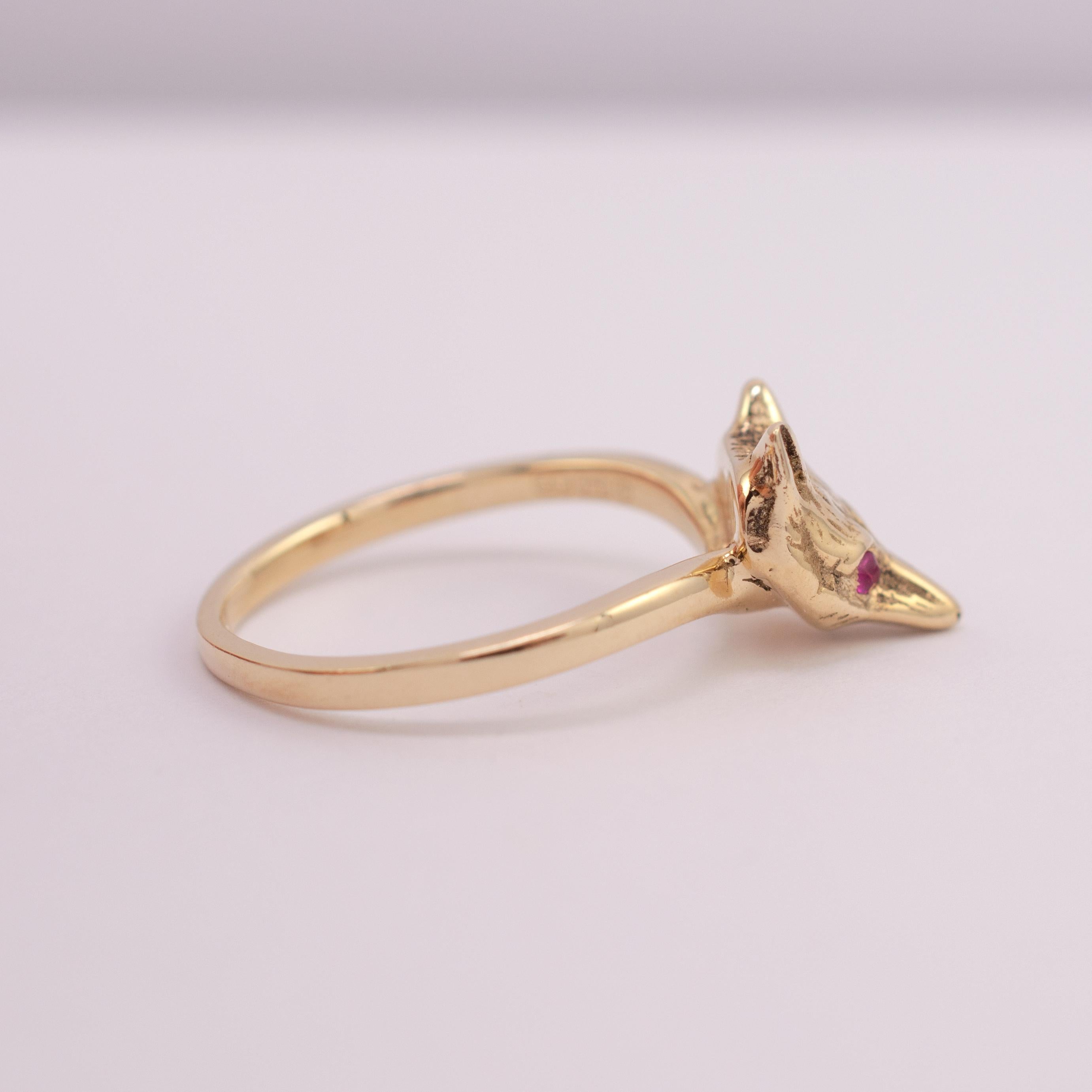 Ruby Fox Head Ring 9 Karat Yellow Gold In Good Condition For Sale In Preston, Lancashire