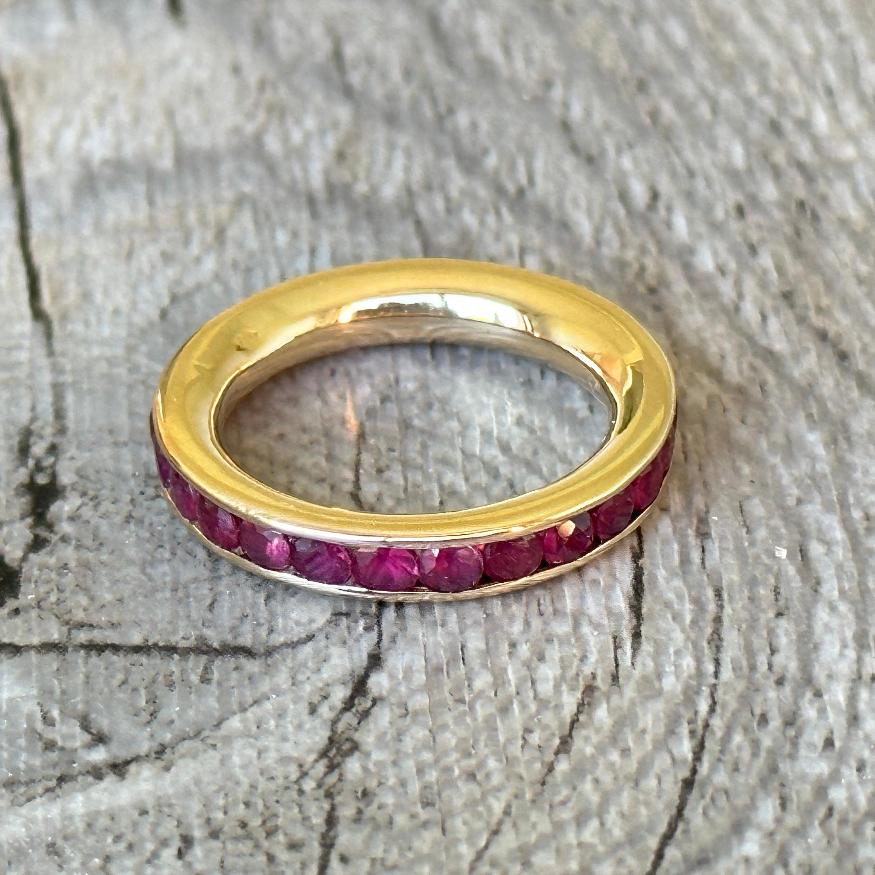 American wedding ring or full set in 18 carat gold or 750 thousandths with rubies for a total of approximately 1 carat.
Size 5,5.
Weight 3.90 grams.