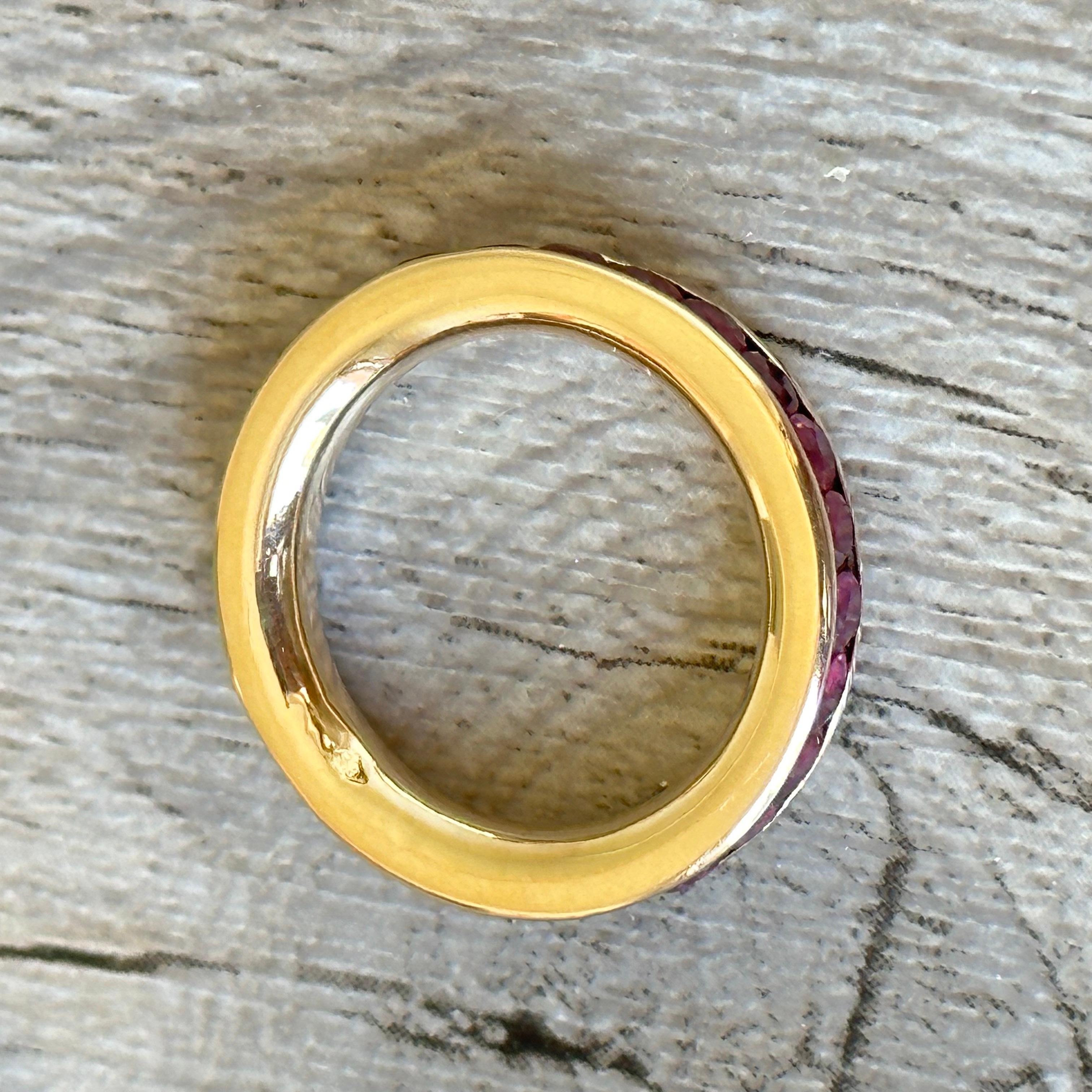 Taille ronde Anneau de mariage en or 18 carats avec un cercle complet de rubis en vente