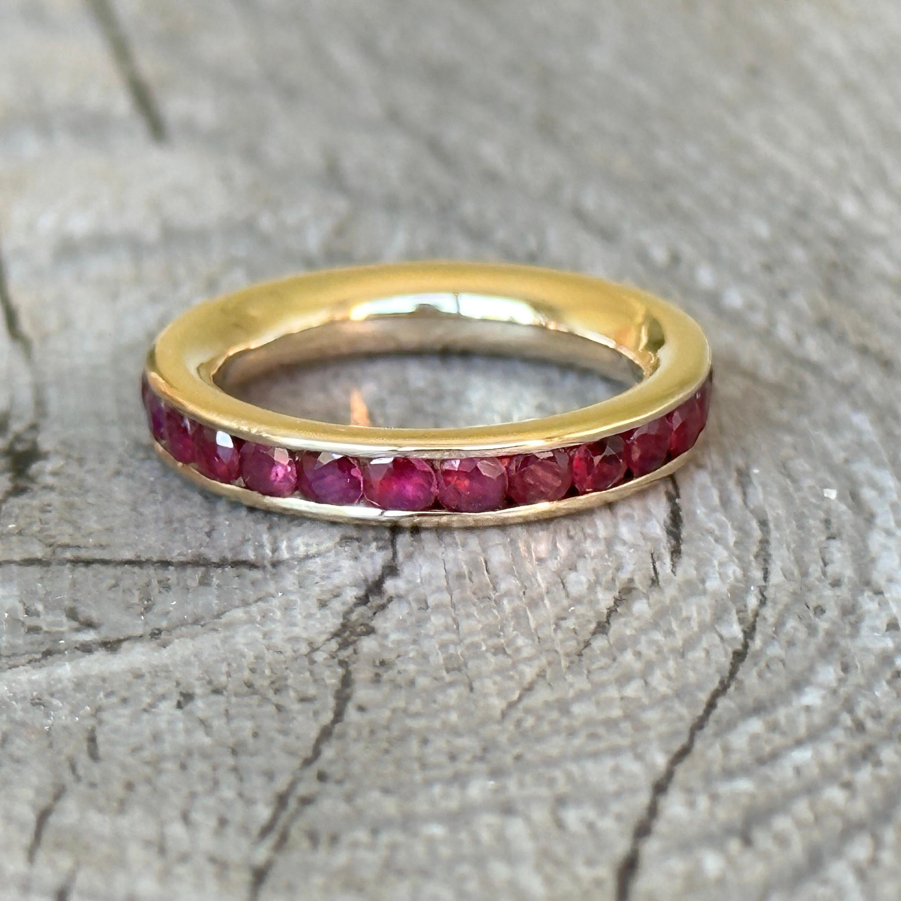 Anneau de mariage en or 18 carats avec un cercle complet de rubis Excellent état - En vente à LILLE, FR