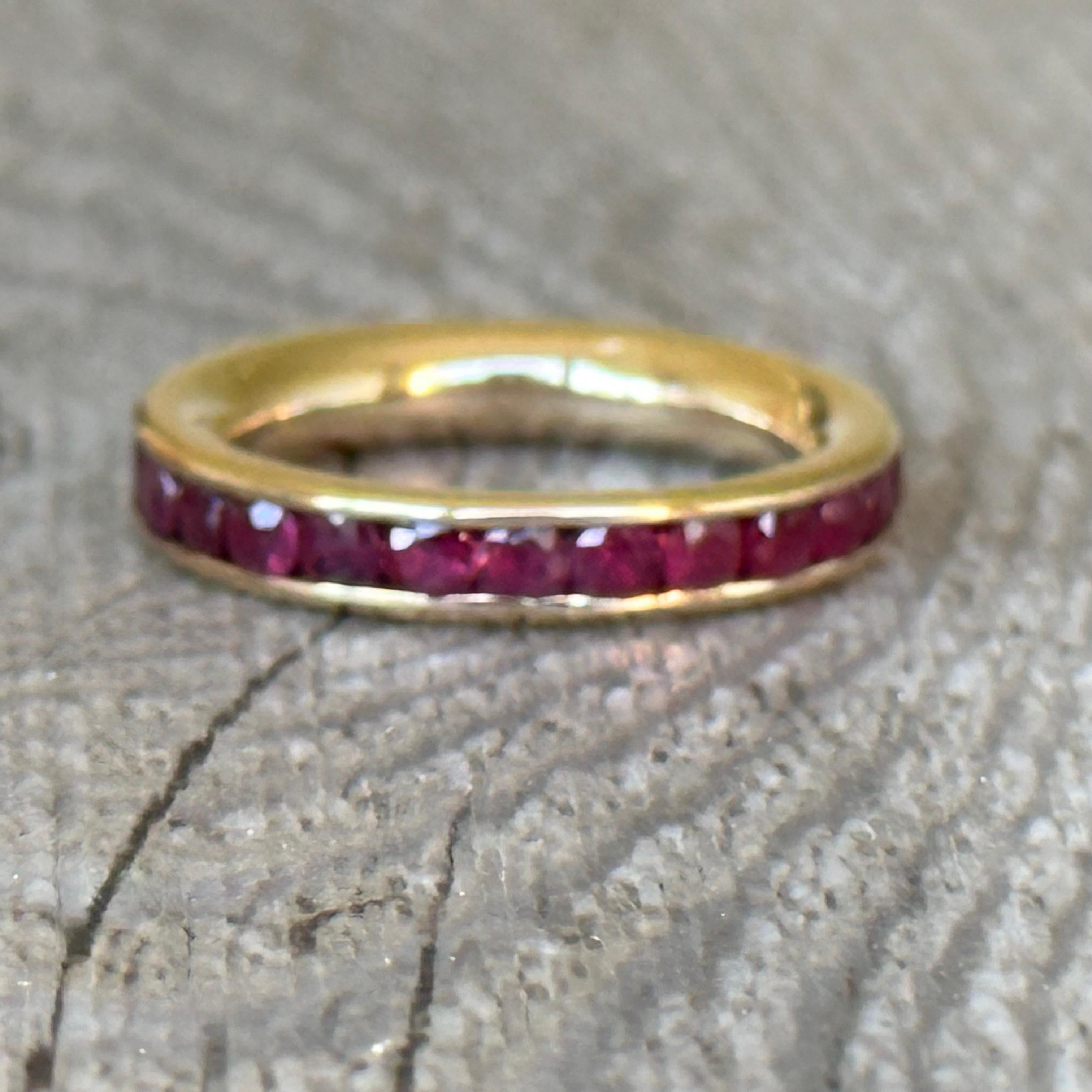 Anneau de mariage en or 18 carats avec un cercle complet de rubis Pour femmes en vente