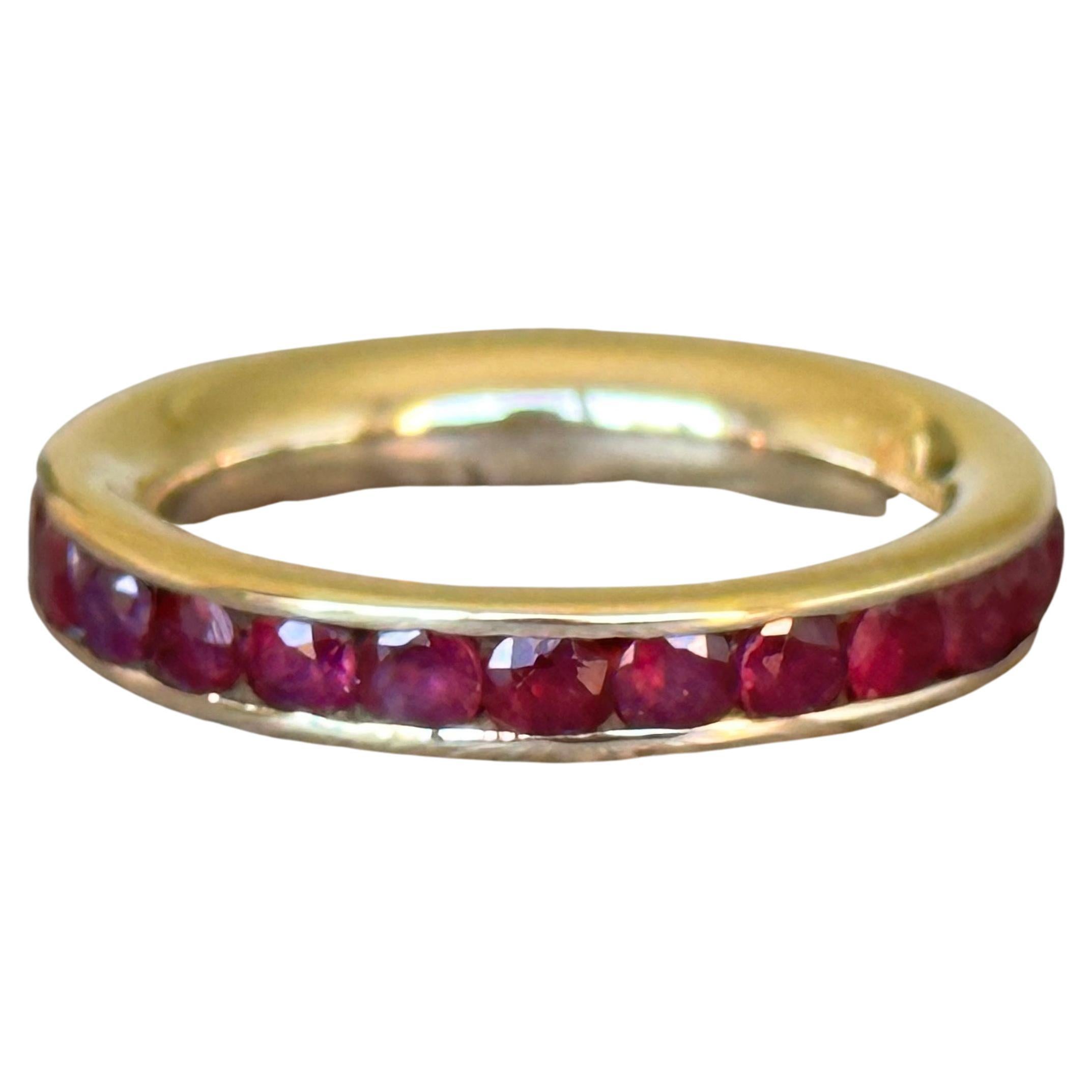 Anneau de mariage en or 18 carats avec un cercle complet de rubis en vente