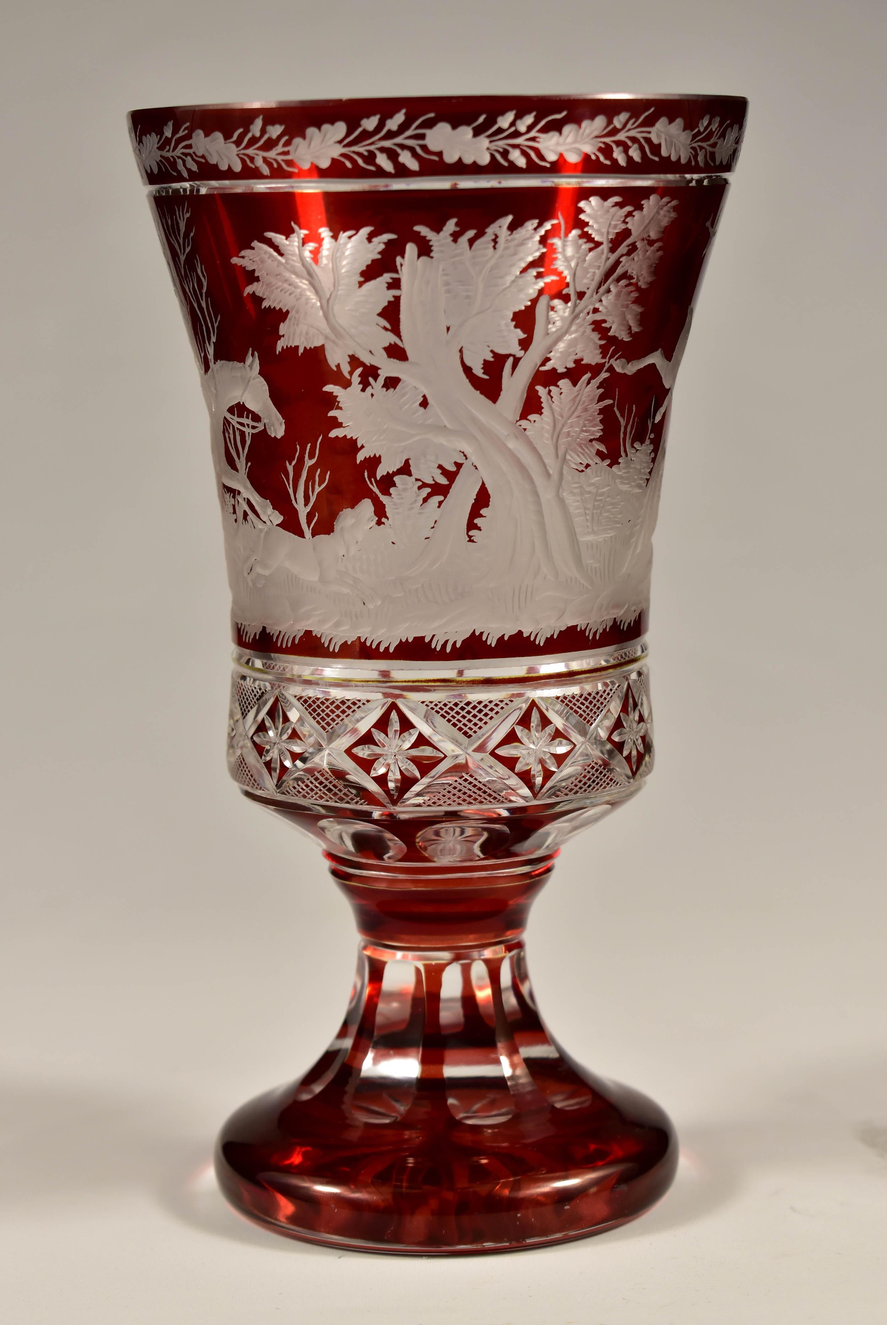 Copa de Cristal Rubí - Motivo de Caza Grabado - Cristal de Bohemia en Bueno estado para la venta en Nový Bor, CZ