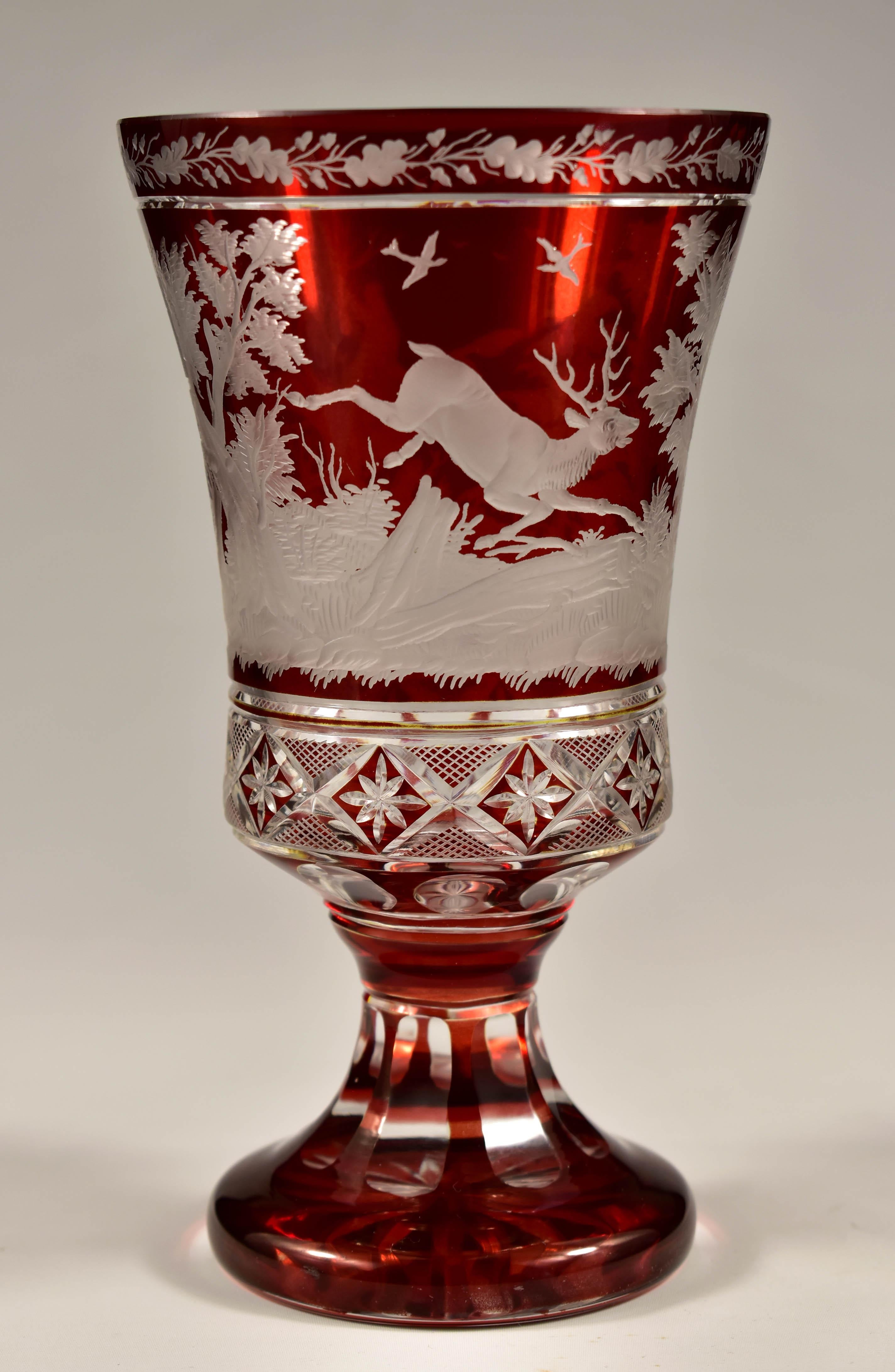 Copa de Cristal Rubí - Motivo de Caza Grabado - Cristal de Bohemia siglo XX en venta