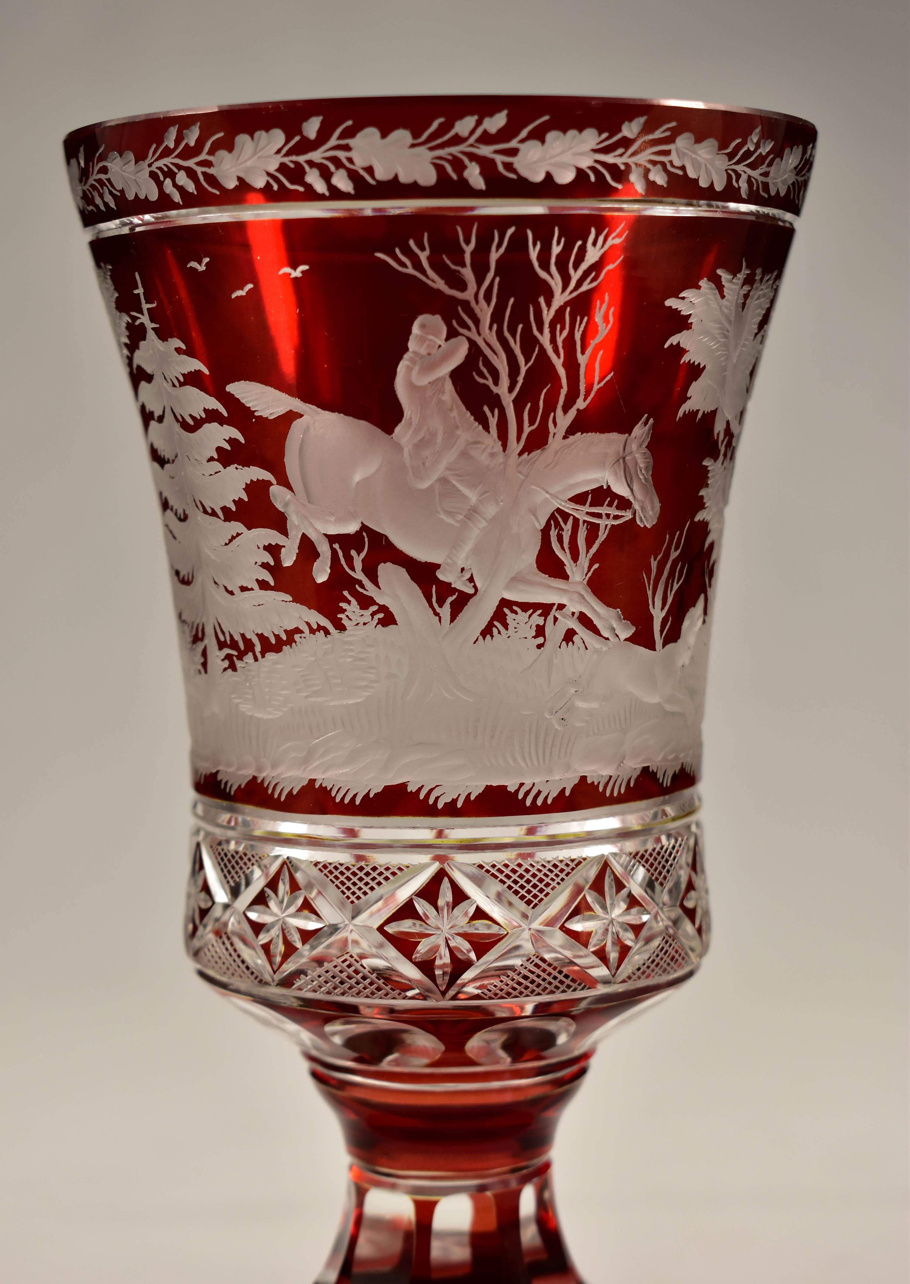 Copa de Cristal Rubí - Motivo de Caza Grabado - Cristal de Bohemia en venta 1