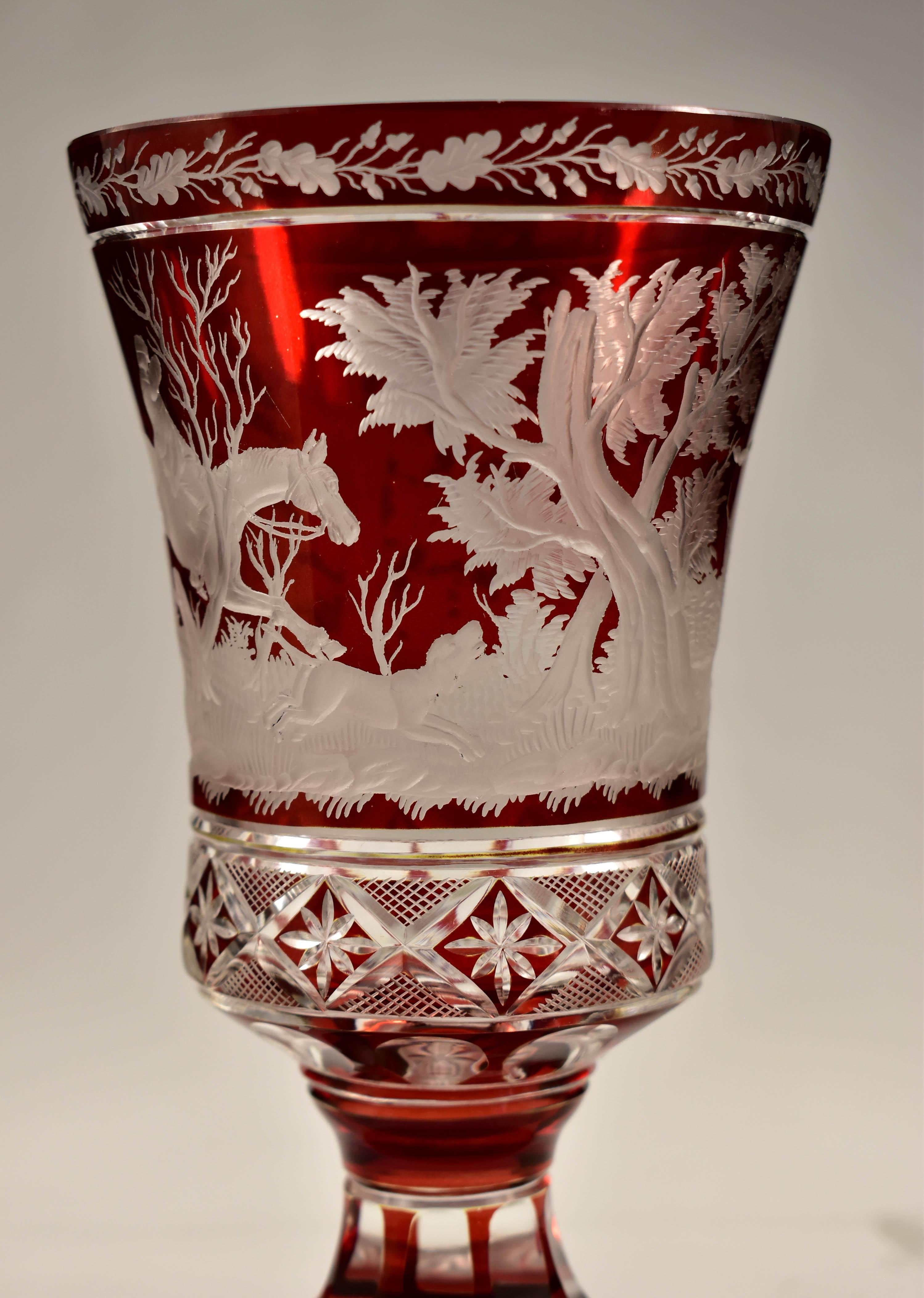Copa de Cristal Rubí - Motivo de Caza Grabado - Cristal de Bohemia en venta 2