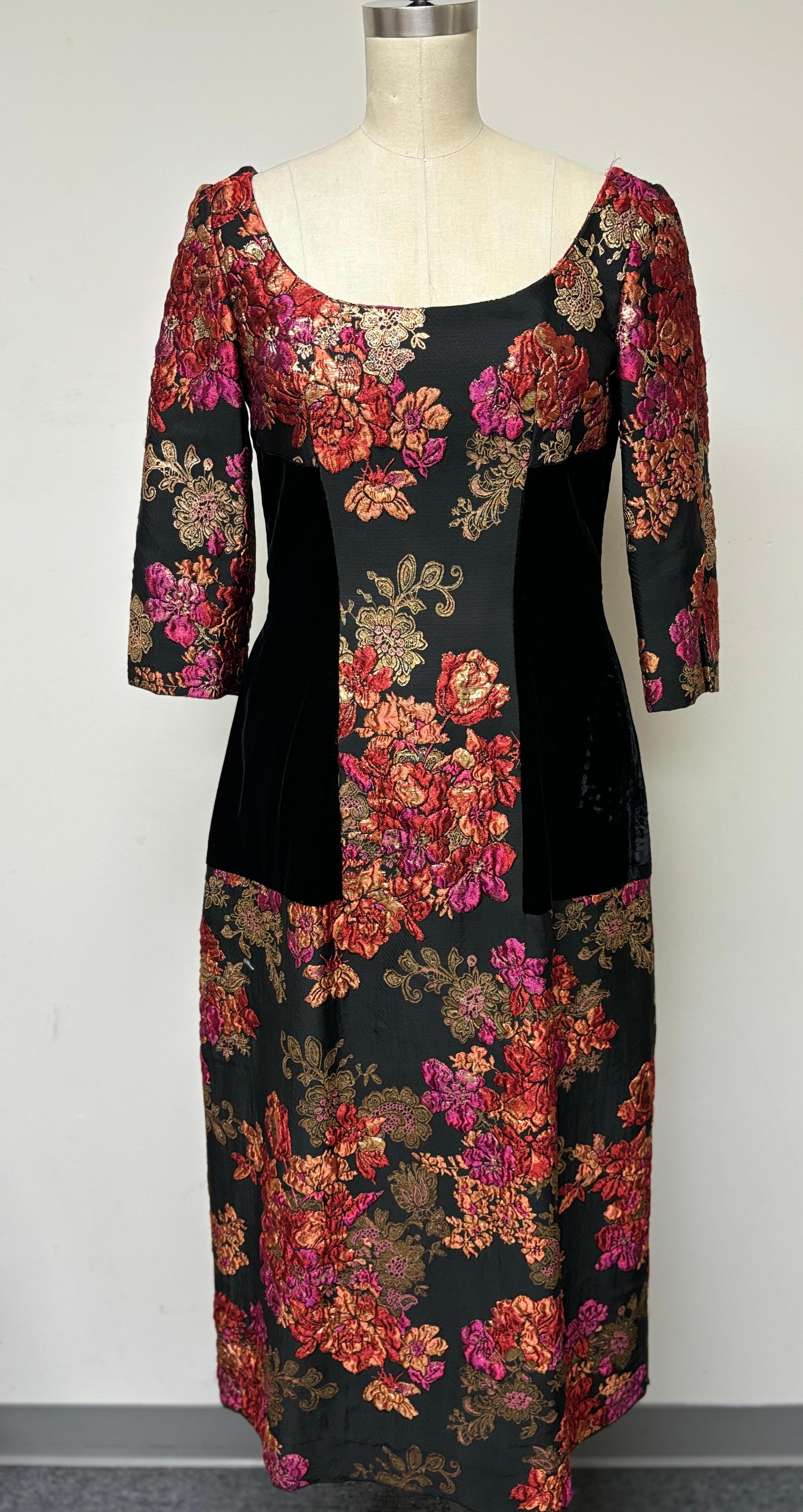 Rosa vibrante, rubí y oro metálico sobre negro  Vestido de cuello redondo de brocado floral francés con inserciones de terciopelo negro y manga 3/4. Un maxi vestido con 
un guiño y un guiño a la moda de los 70. Perfecto para cócteles, fiestas y