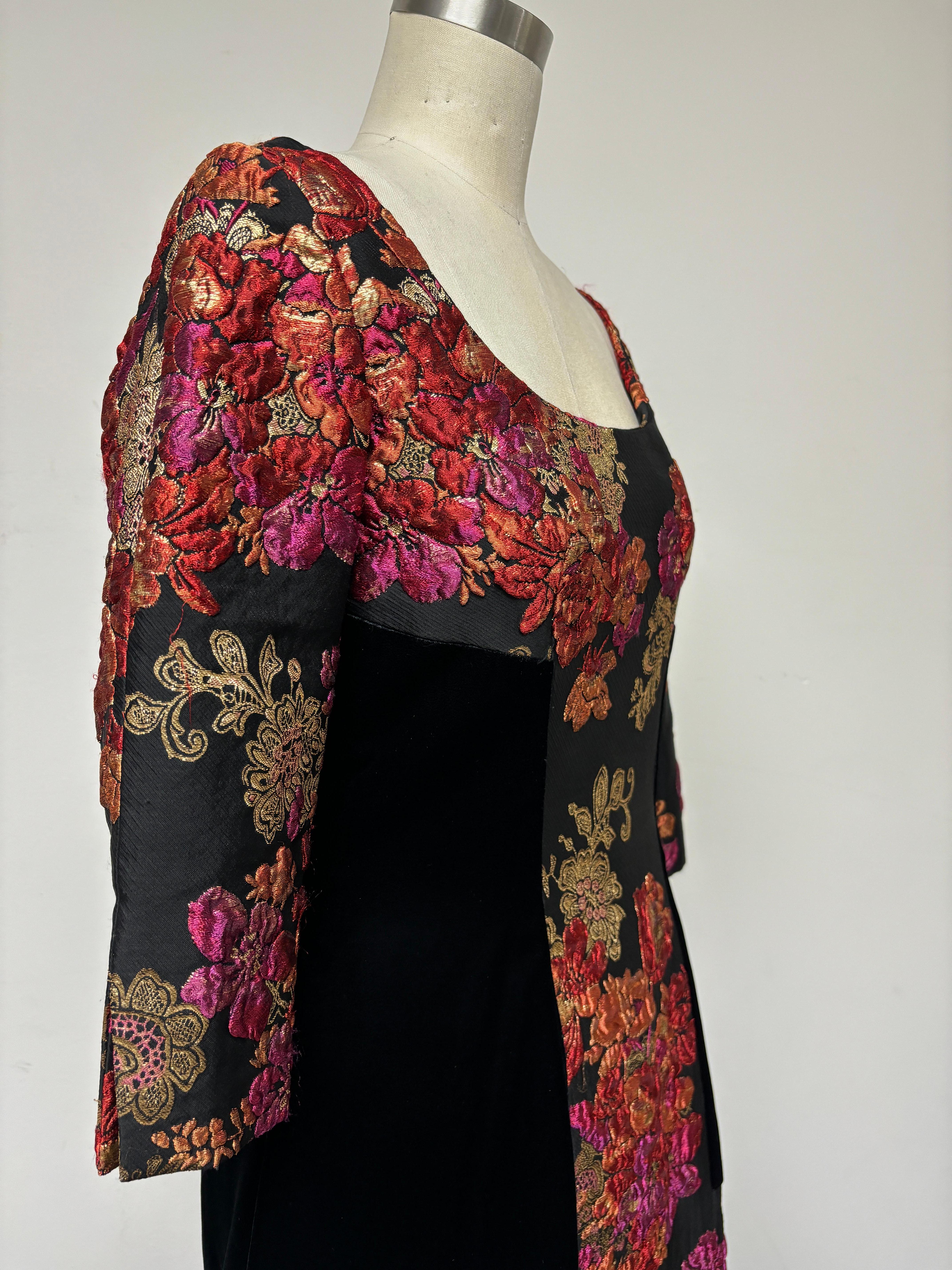 Brocado francés rubí, dorado y rosa con inserciones de terciopelo de seda negro en Bueno estado para la venta en Los Angeles, CA