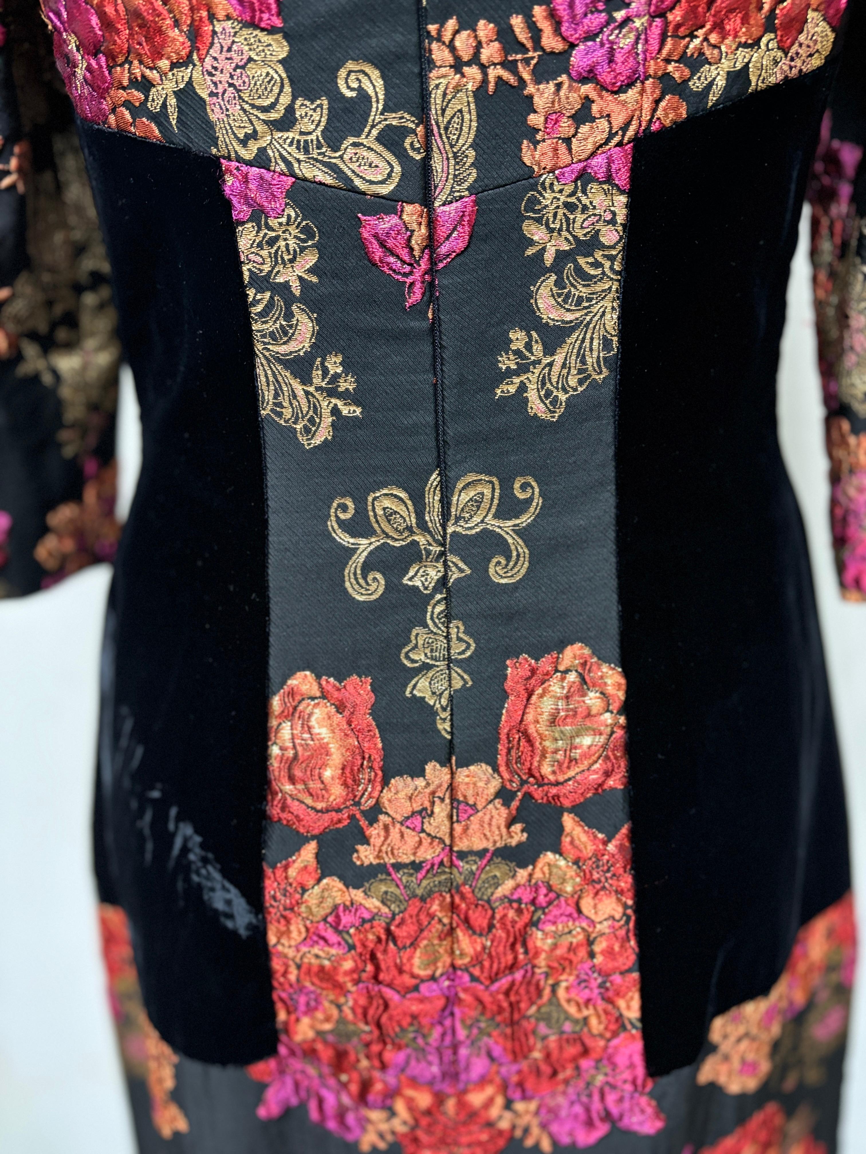Brocado francés rubí, dorado y rosa con inserciones de terciopelo de seda negro en venta 1